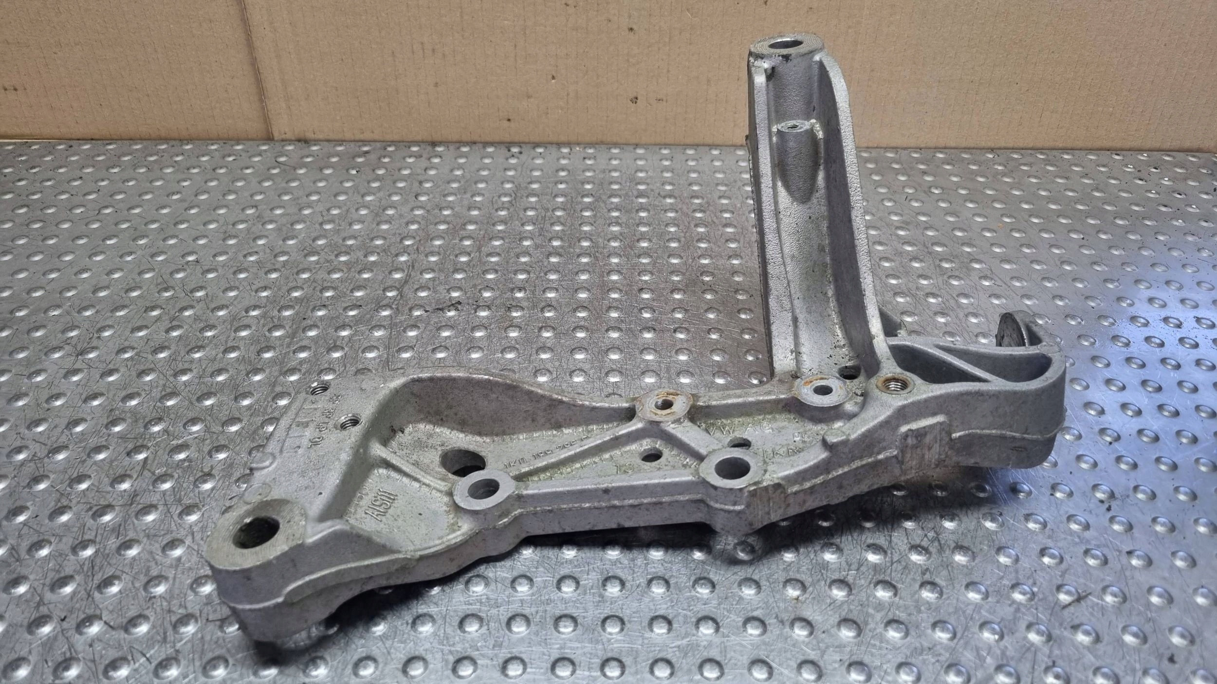 console arms left front 1K0199295E GOLF V AUDI A3 8P LEON II CADDY III