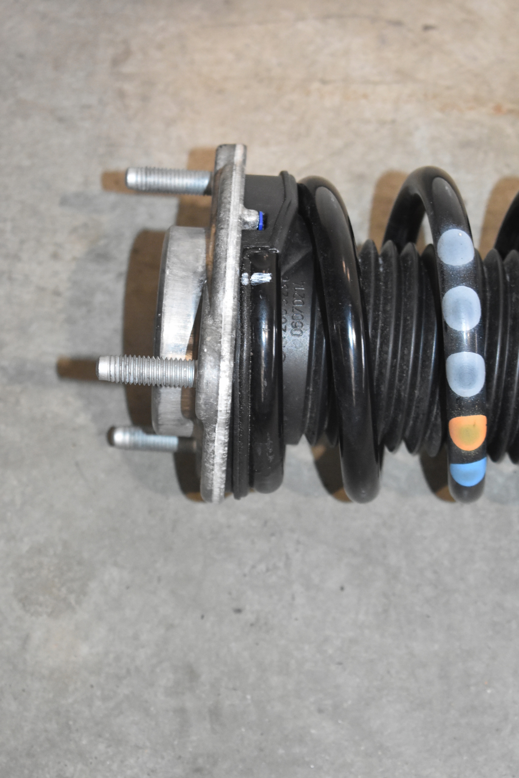 IDEALNY shock absorber front front left MERCEDES W214 1