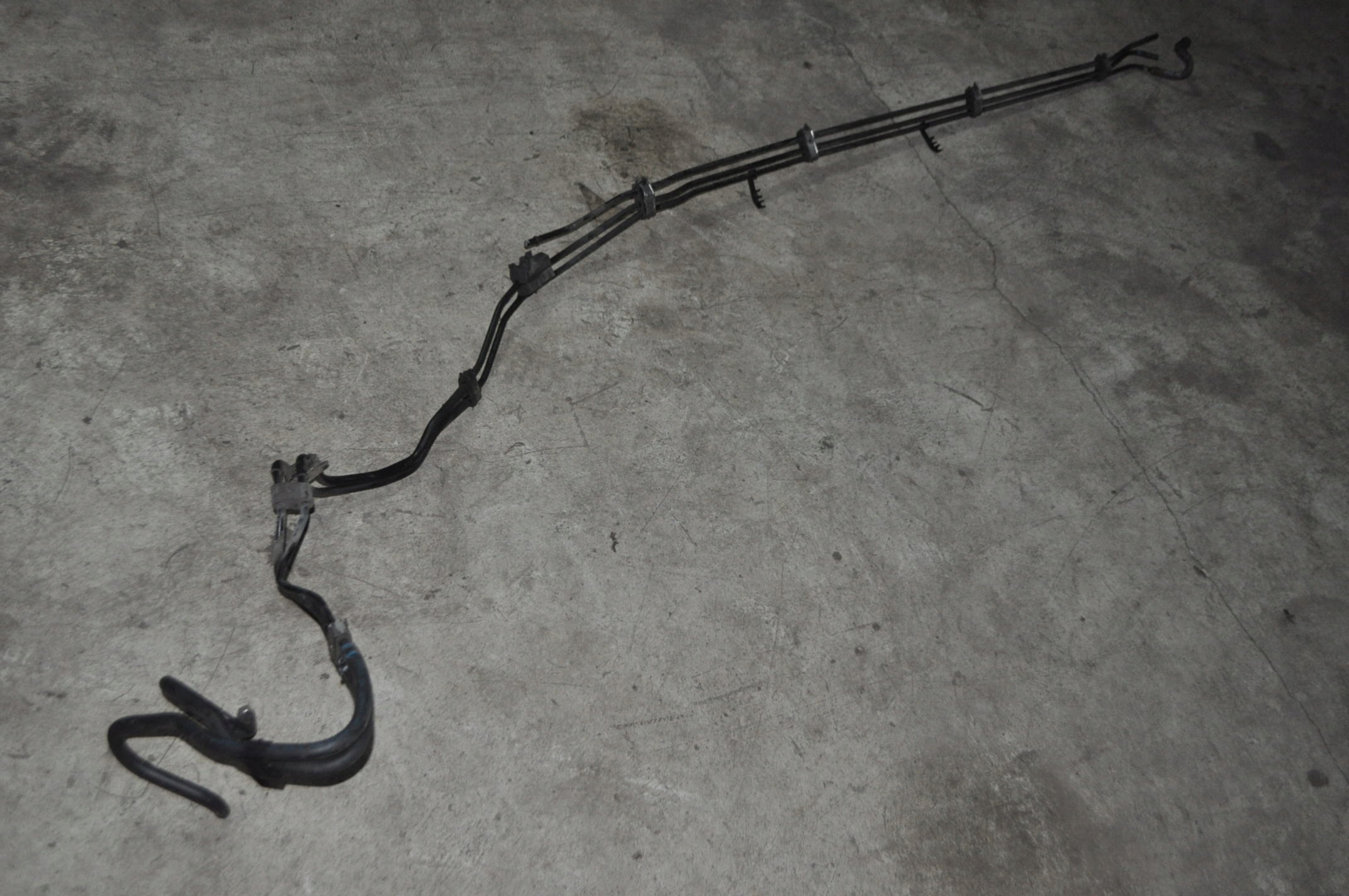 8E0201215C - AUDI A4 B6 B7 3.0 PB топливопровод шасси