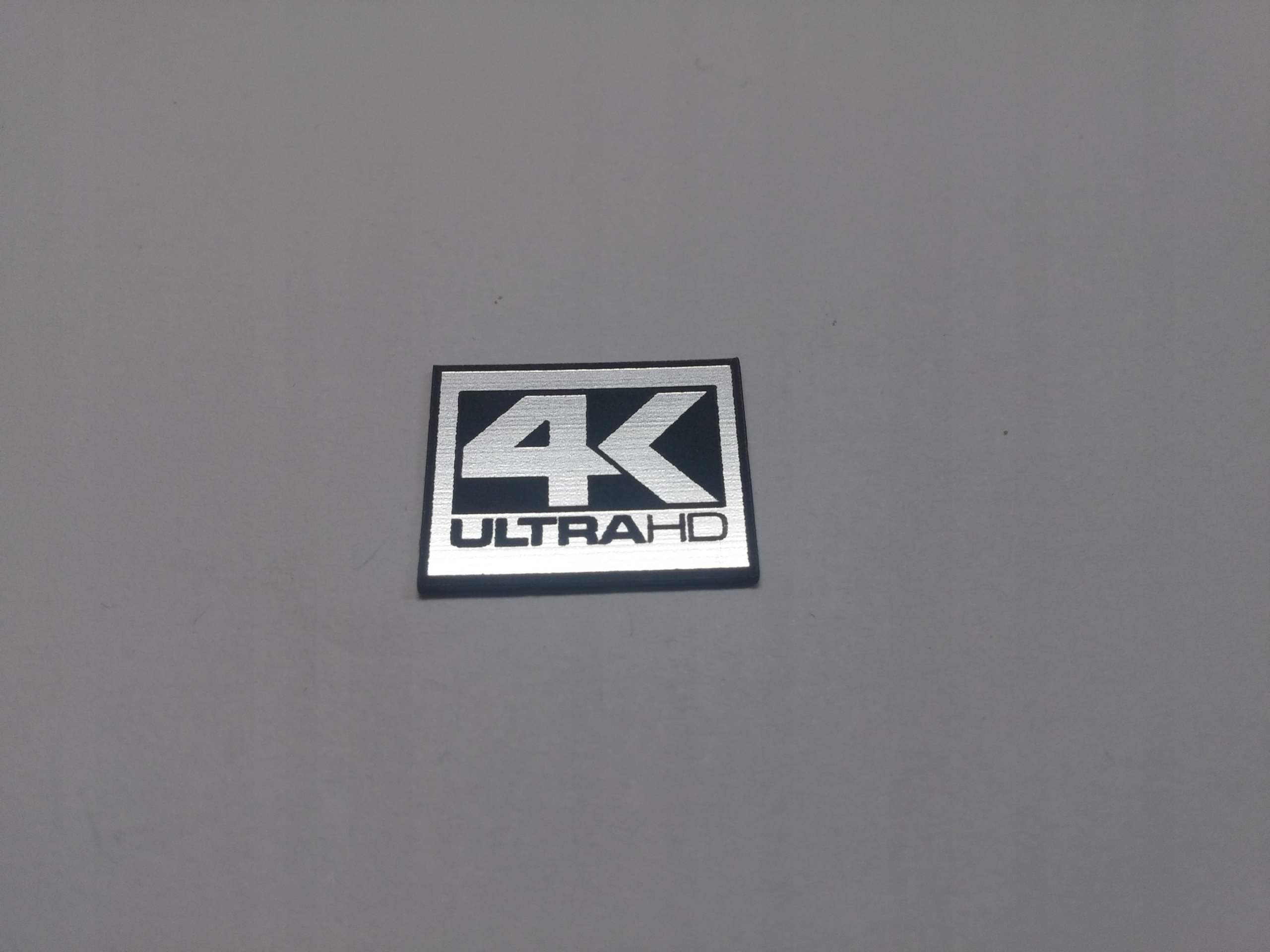 

4K Ultra Hd naklejka emblemat 19 x 15 mm *srebrna