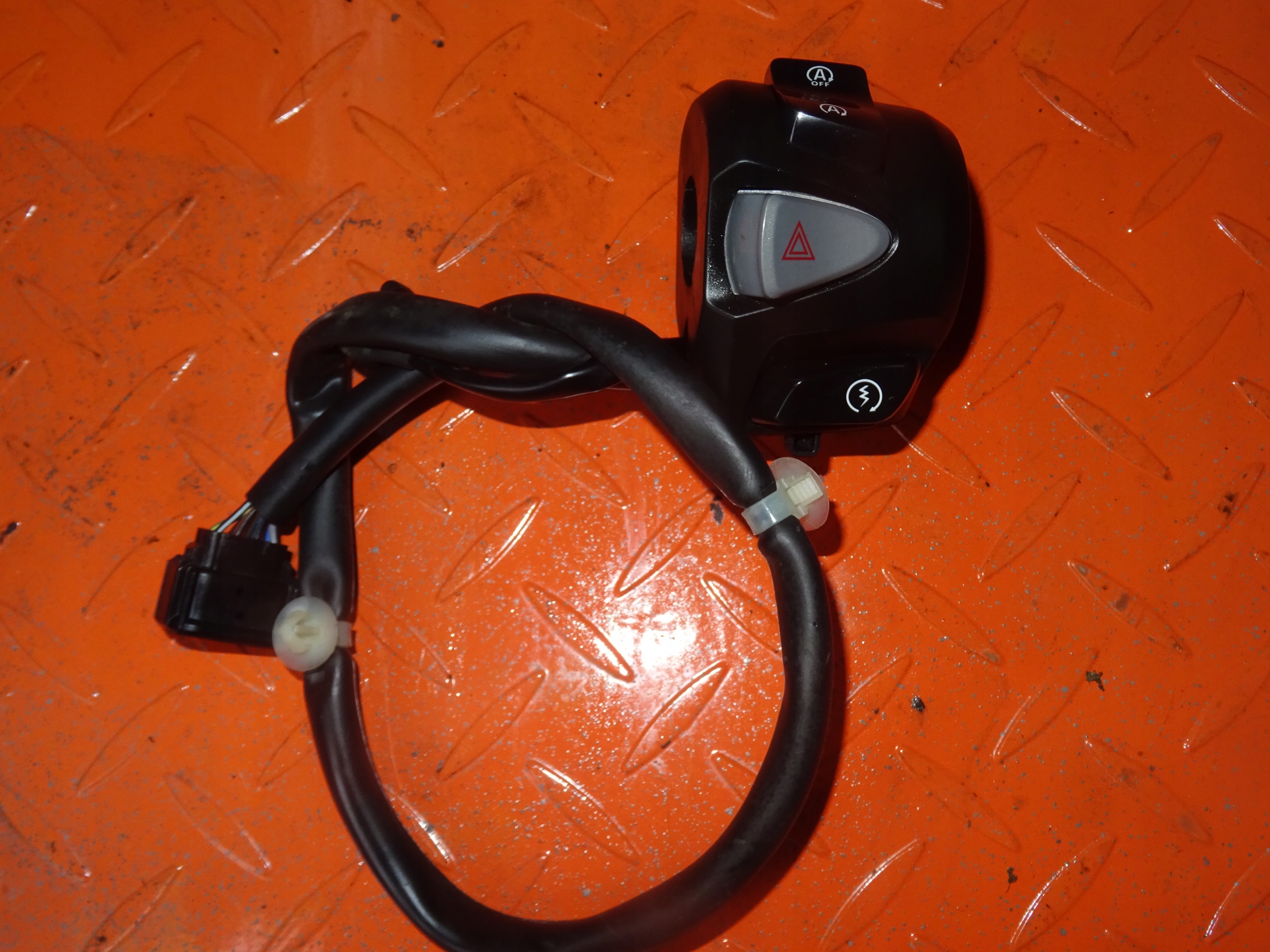 51122833111 - Honda NSS FORZA 125 21r правый переключатель