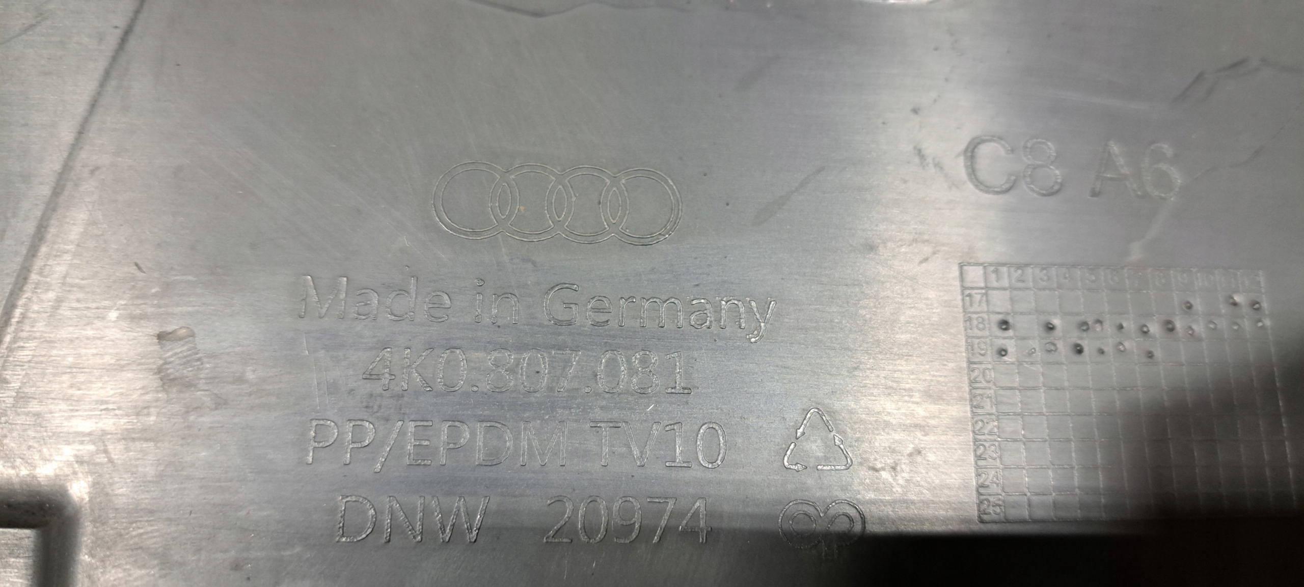 Audi A6 C8 защита ремня перед 4K0807081