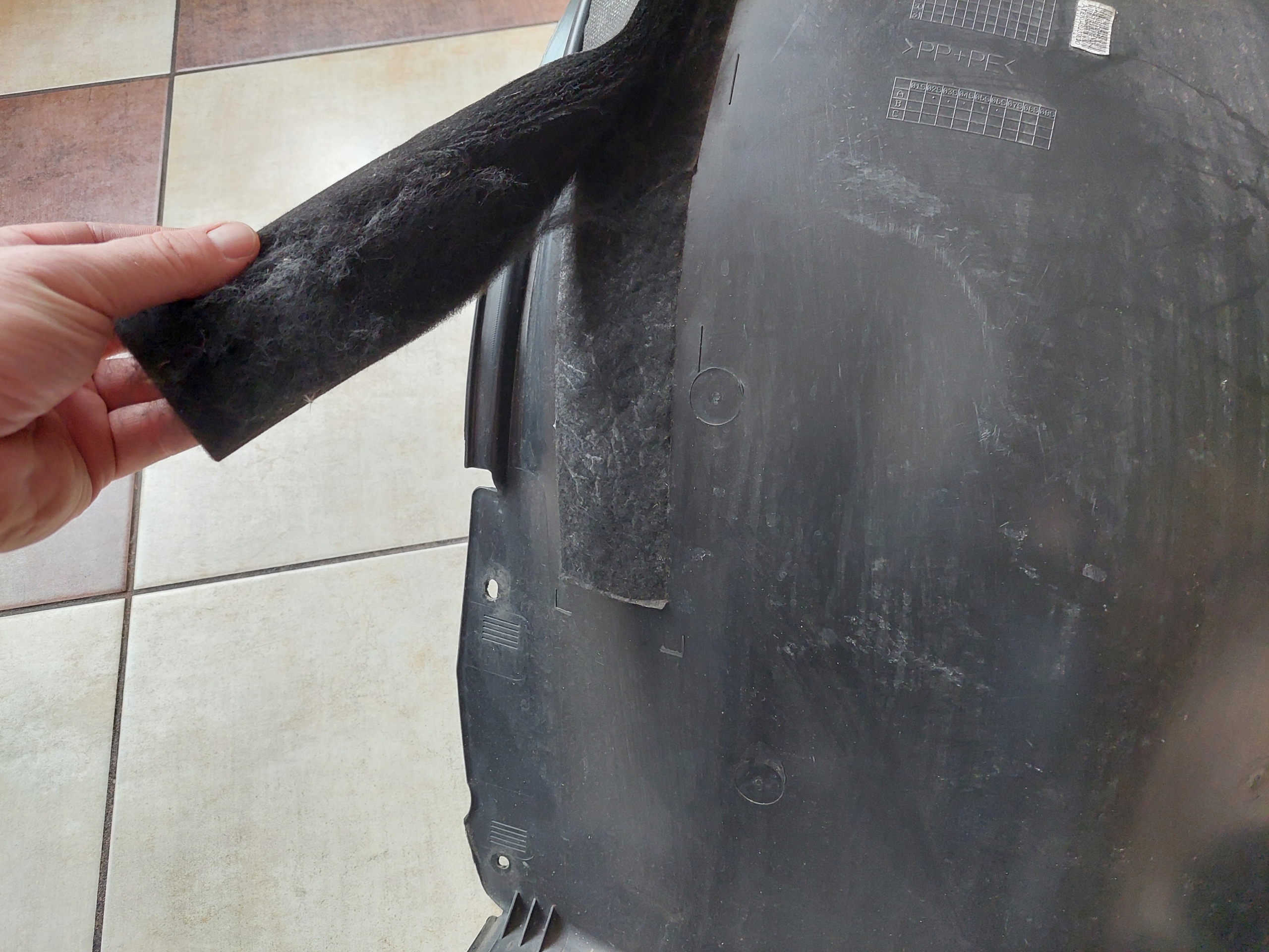 подкрылки - передний левый - vw PASSAT B9 - SKODA SUPERB IV - 3J0