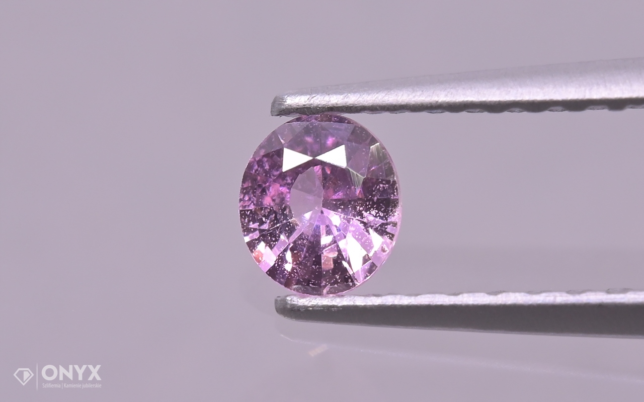 Fazetovaný safír ovál 4x3,5 mm