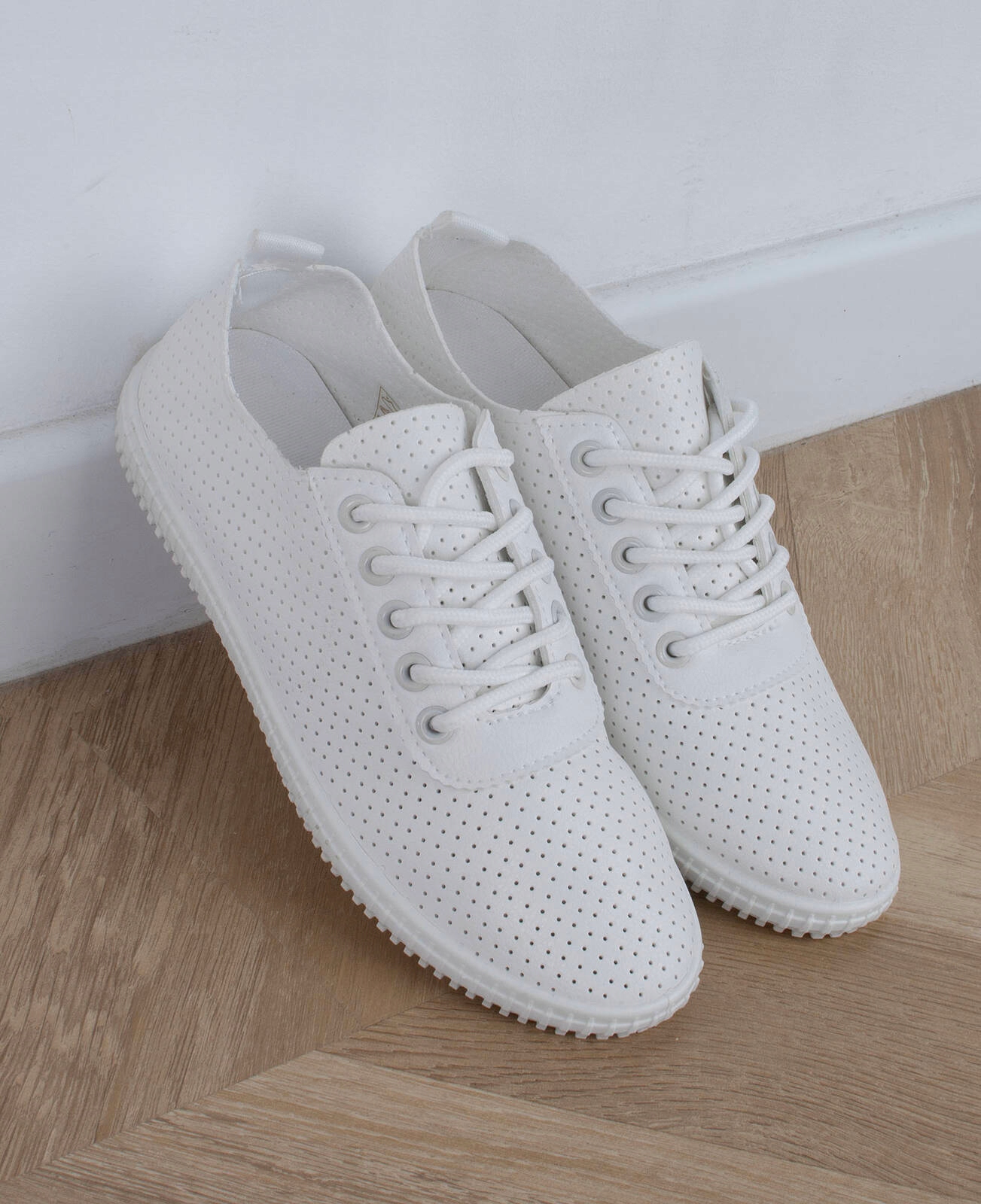 TRAMPKI TENISÓWKI BIAŁE SKÓRZANE AŻUROWE 38 Wzór dominujący bez wzoru