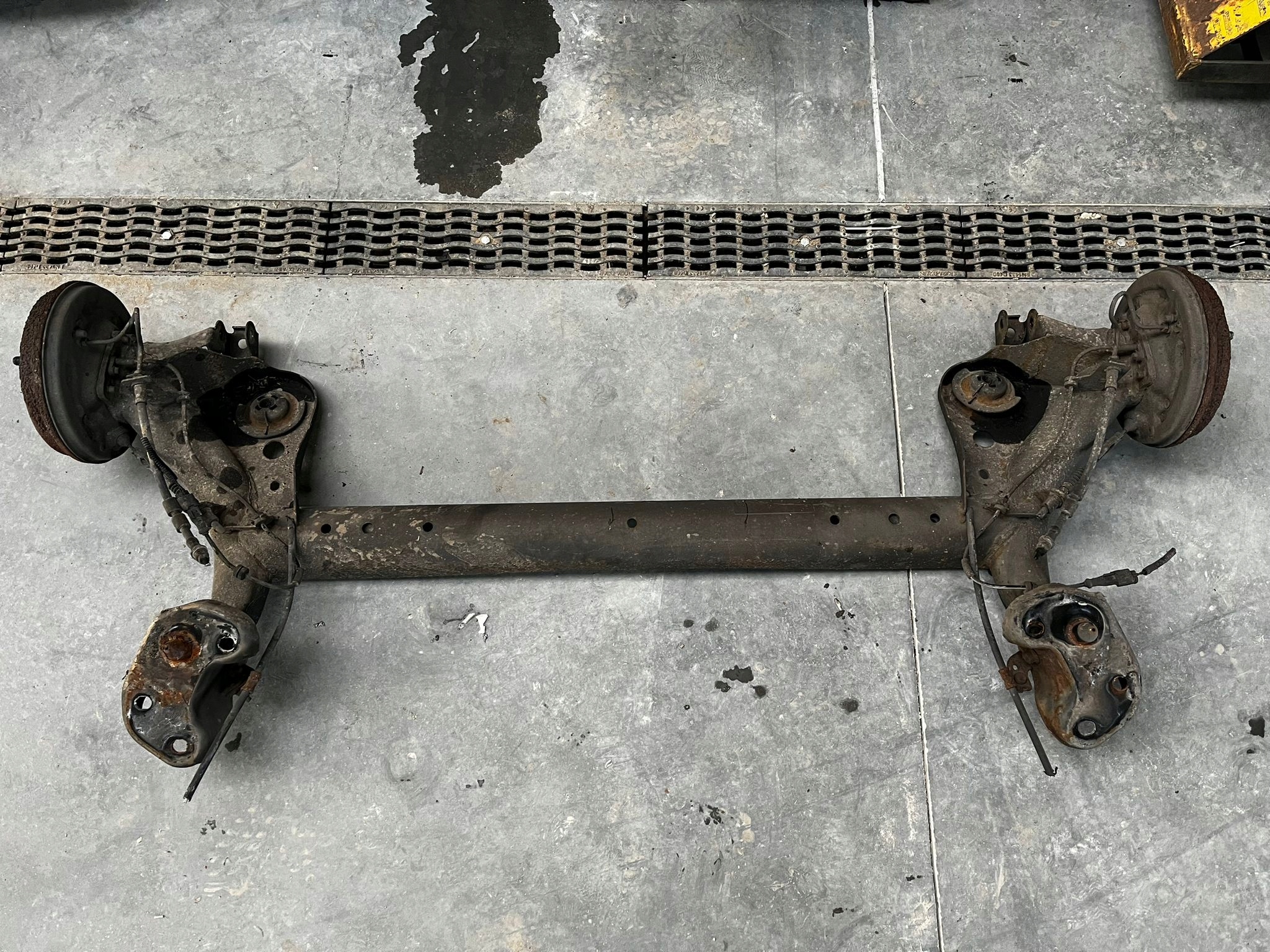 FORD FIESTA MK7 BELKA ZAWIESZENIA TYŁ BĘBNY