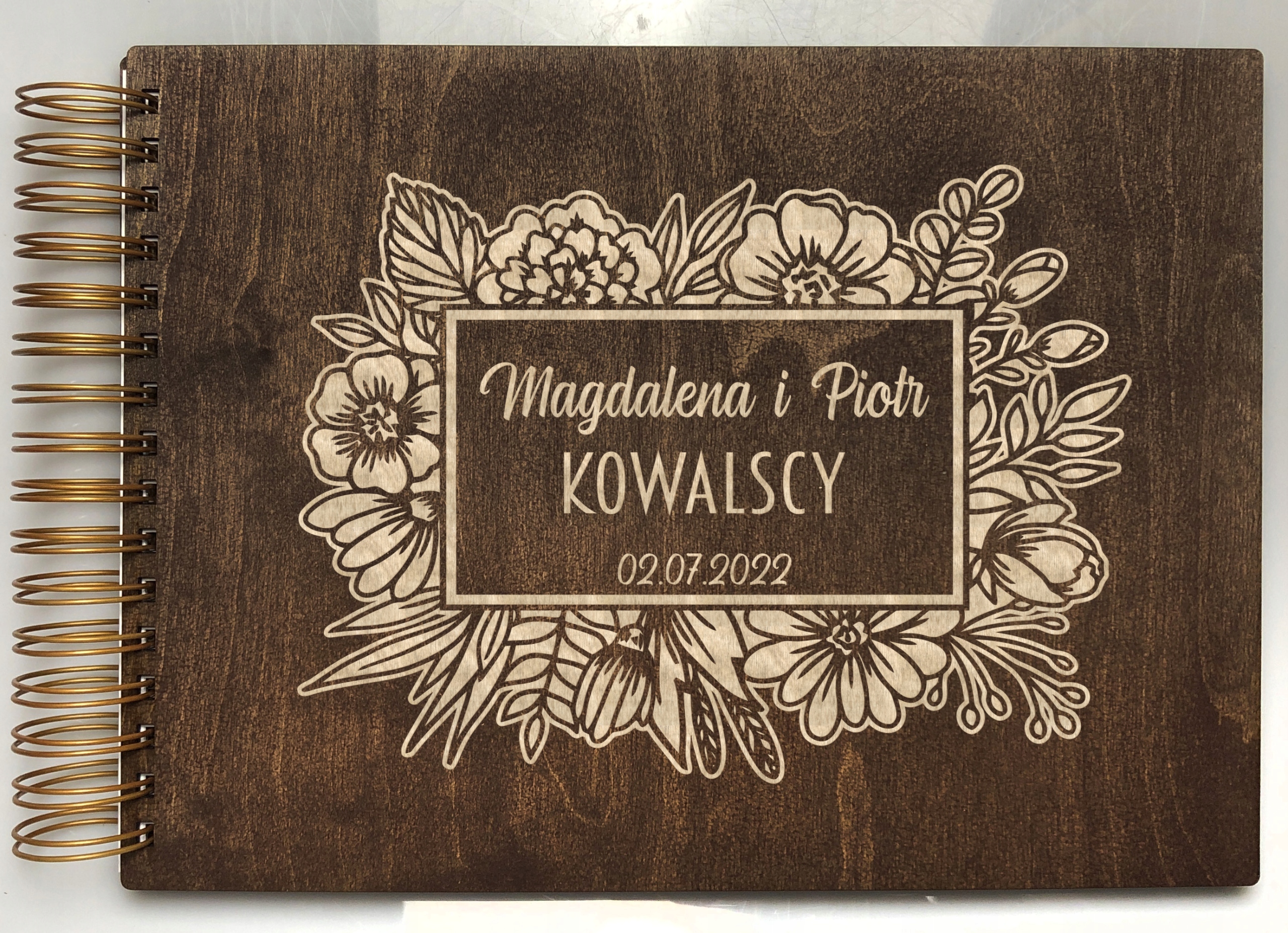 DREWNIANY ALBUM NA ZDJĘCIA PREZENT NA ŚLUB DLA PARY MŁODEJ GRAWER Orientacja pozioma