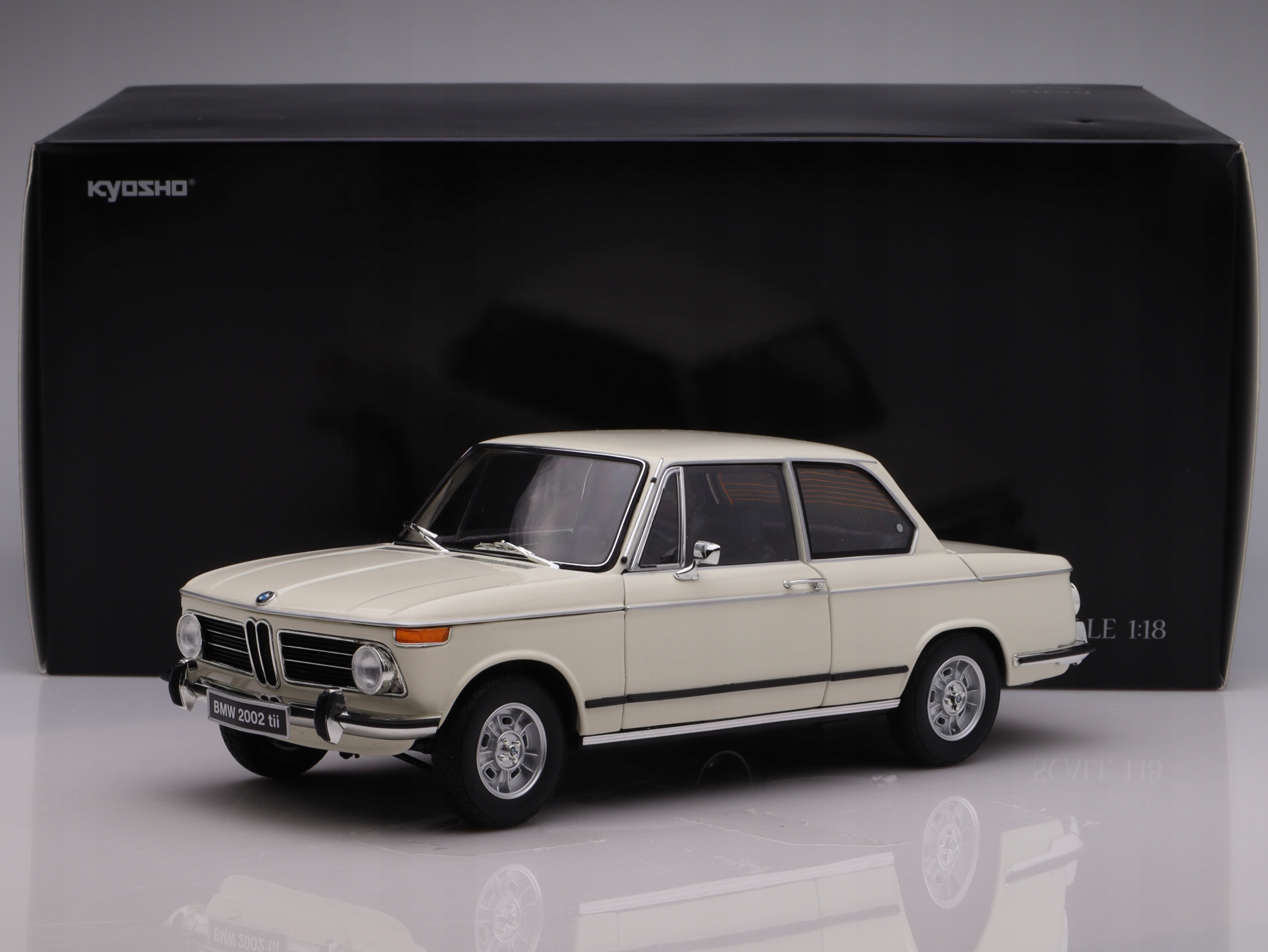 Bmw 2002 tii, white Kyosho 1:18
