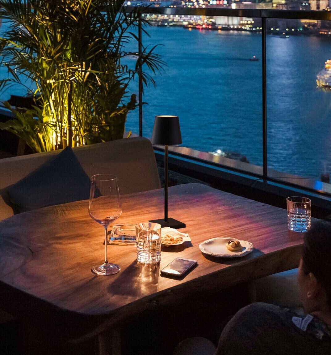 LAMPA LAMPKA DOTYKOWA STOŁOWA NOCNA BEZPRZEWODOWA Zasilanie akumulatorowe