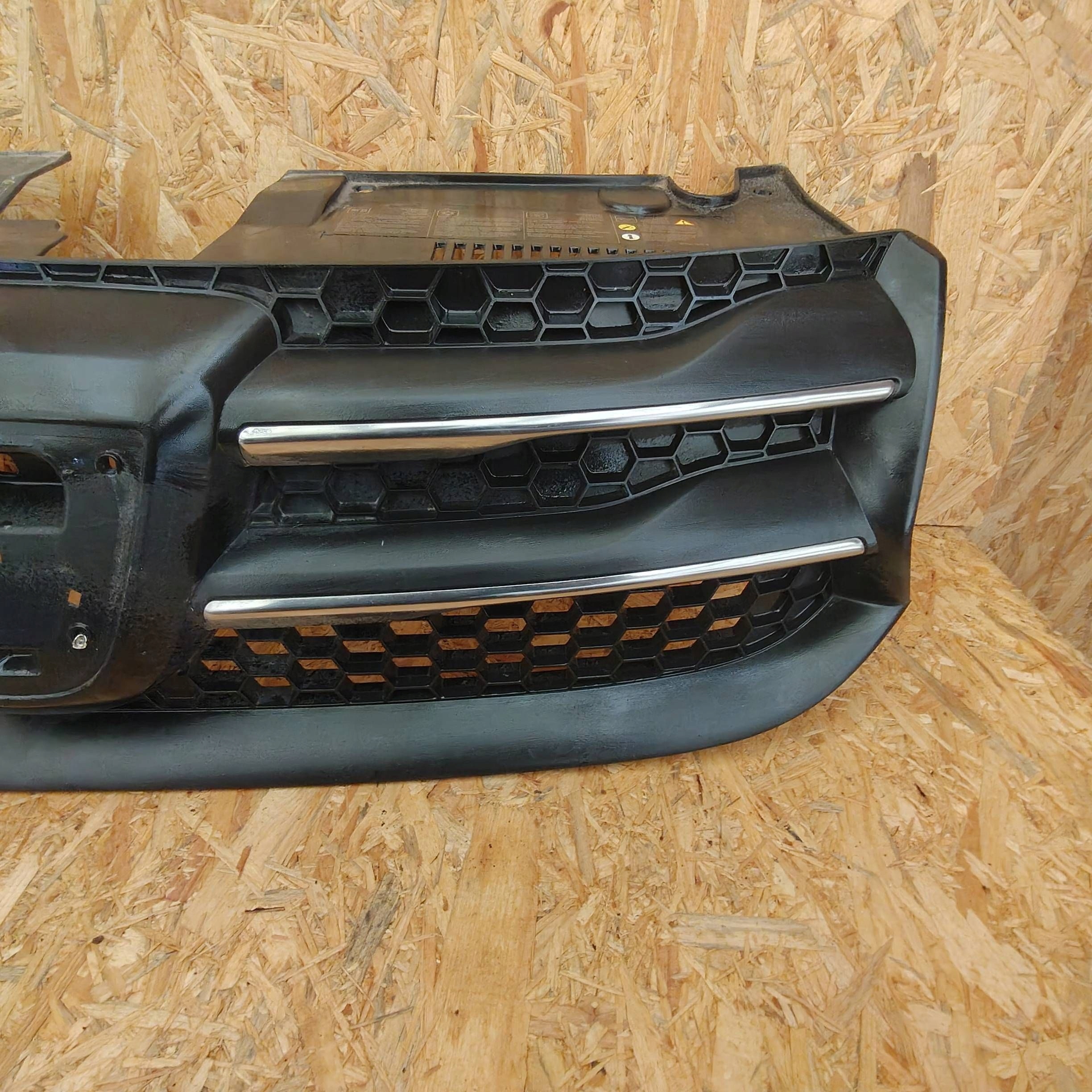 Dacia Sandero II 2017 front grille radiator / grill