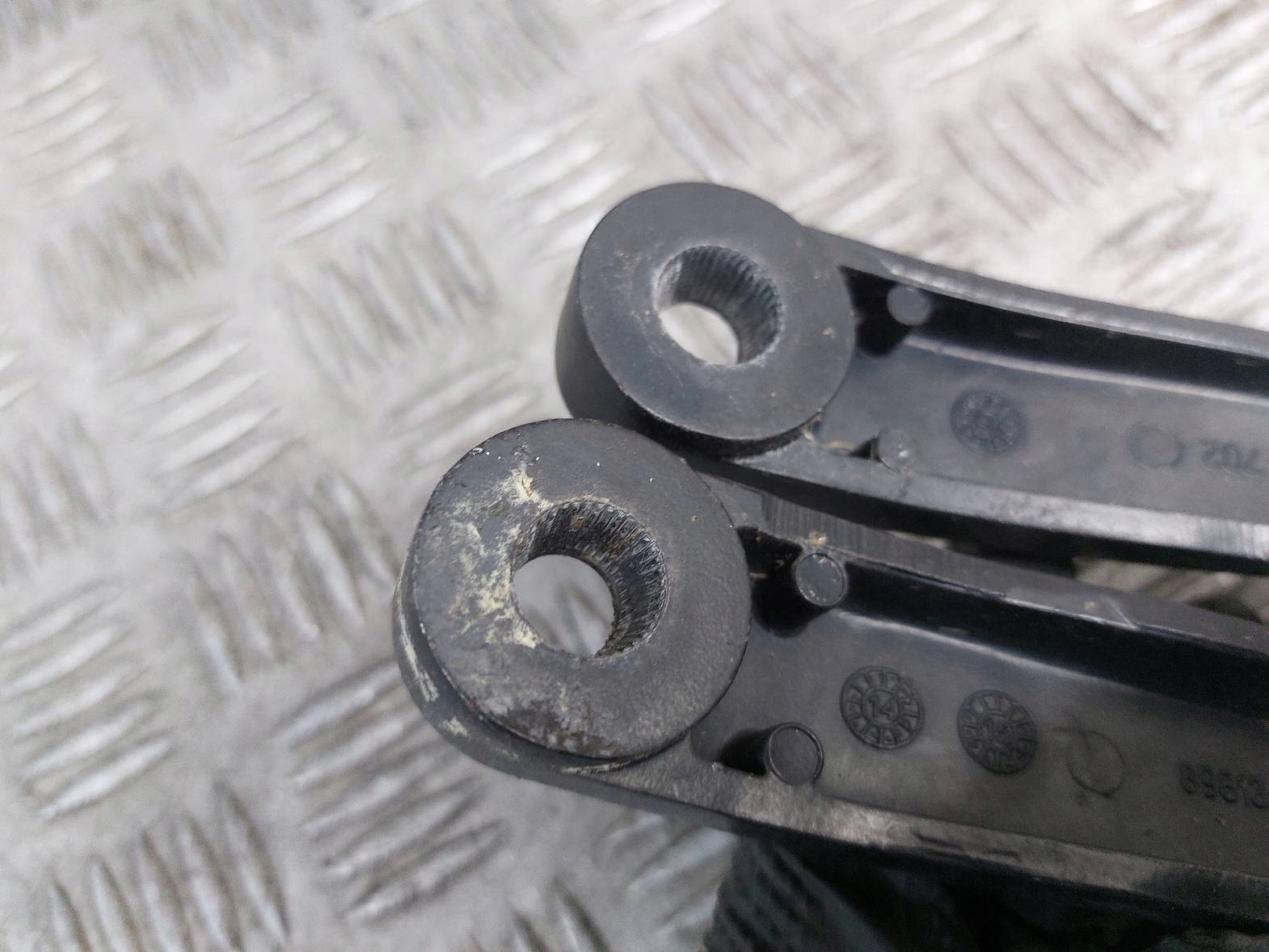 wiper arm left + right front RAM 1500 and LIFT 13- 55277450AD