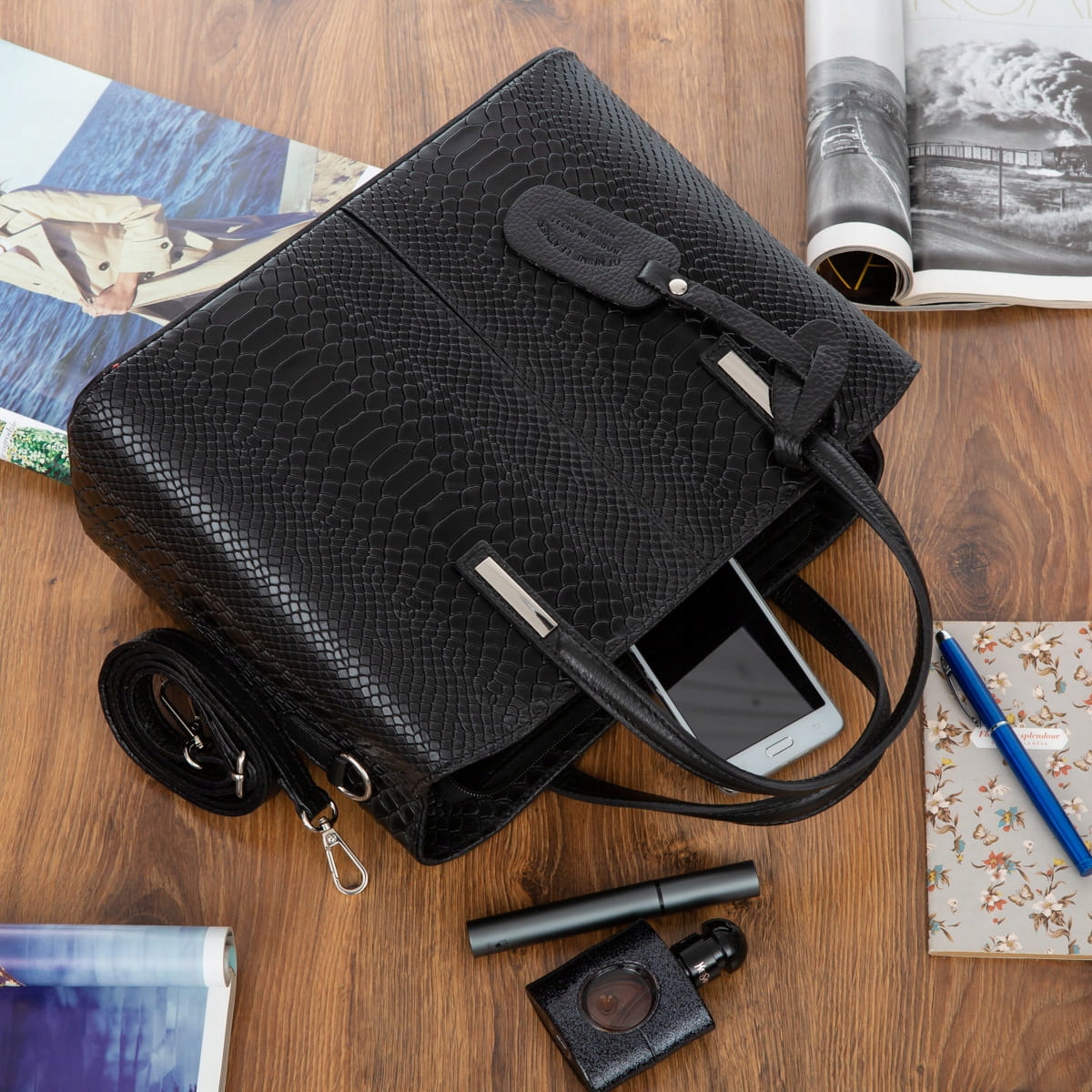 Torebka Skórzana Kuferek Vezze Rara Czarna Styl miejski