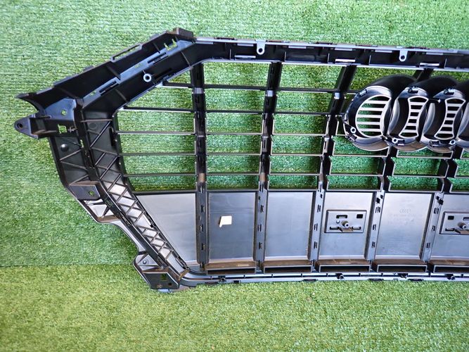 AUDI Q3 83A S-LINE 18- Grille 83A853651E