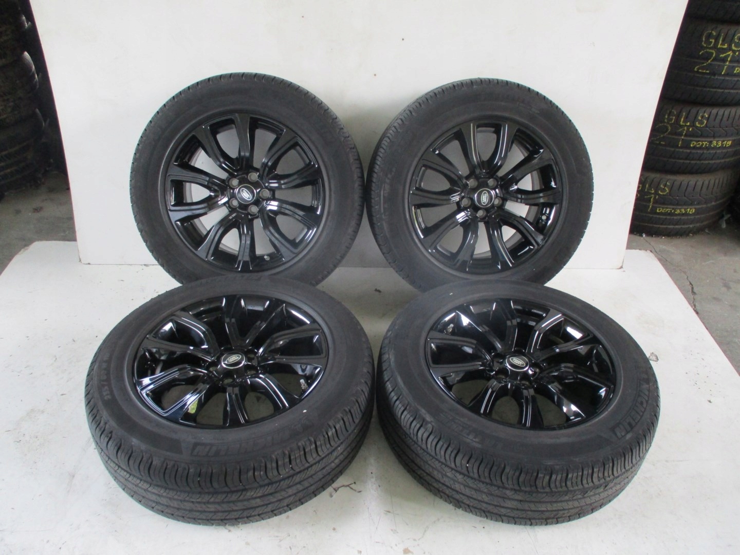 Колеса диски Шини Range Rover Evoque R18 M+S 18r