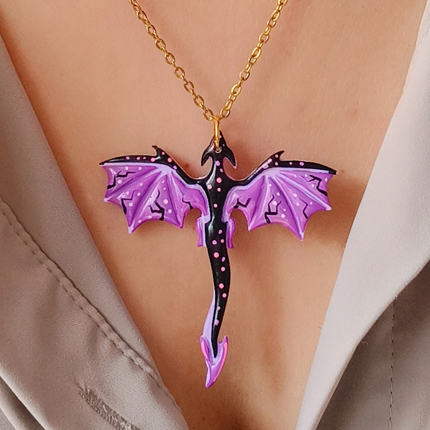 Náhrdelník s fialovým drakem, fantasy šperky, dárek pro ni, drak