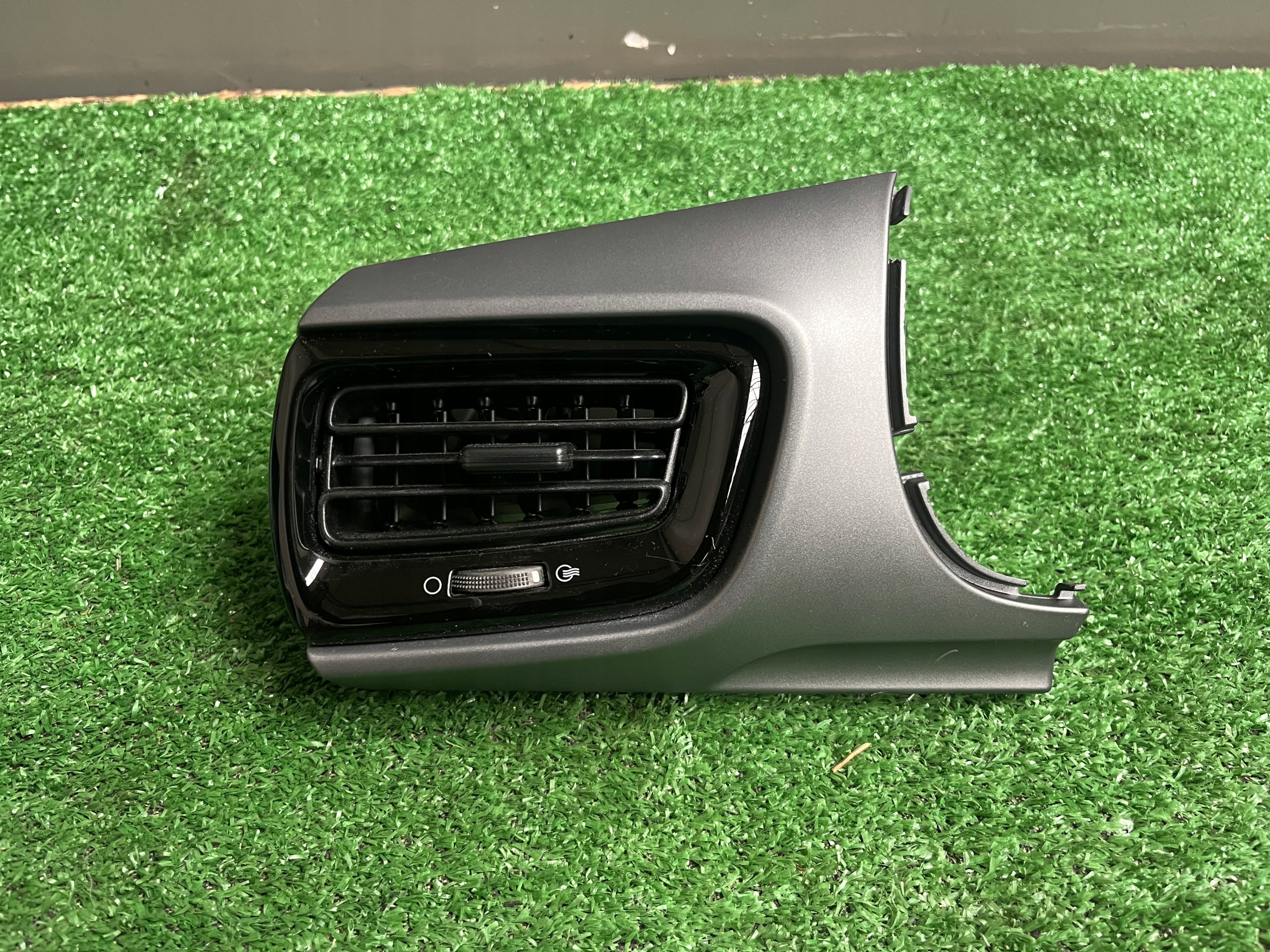 grid air conditioning devices left KIA STONIC 2018 97480-H8100