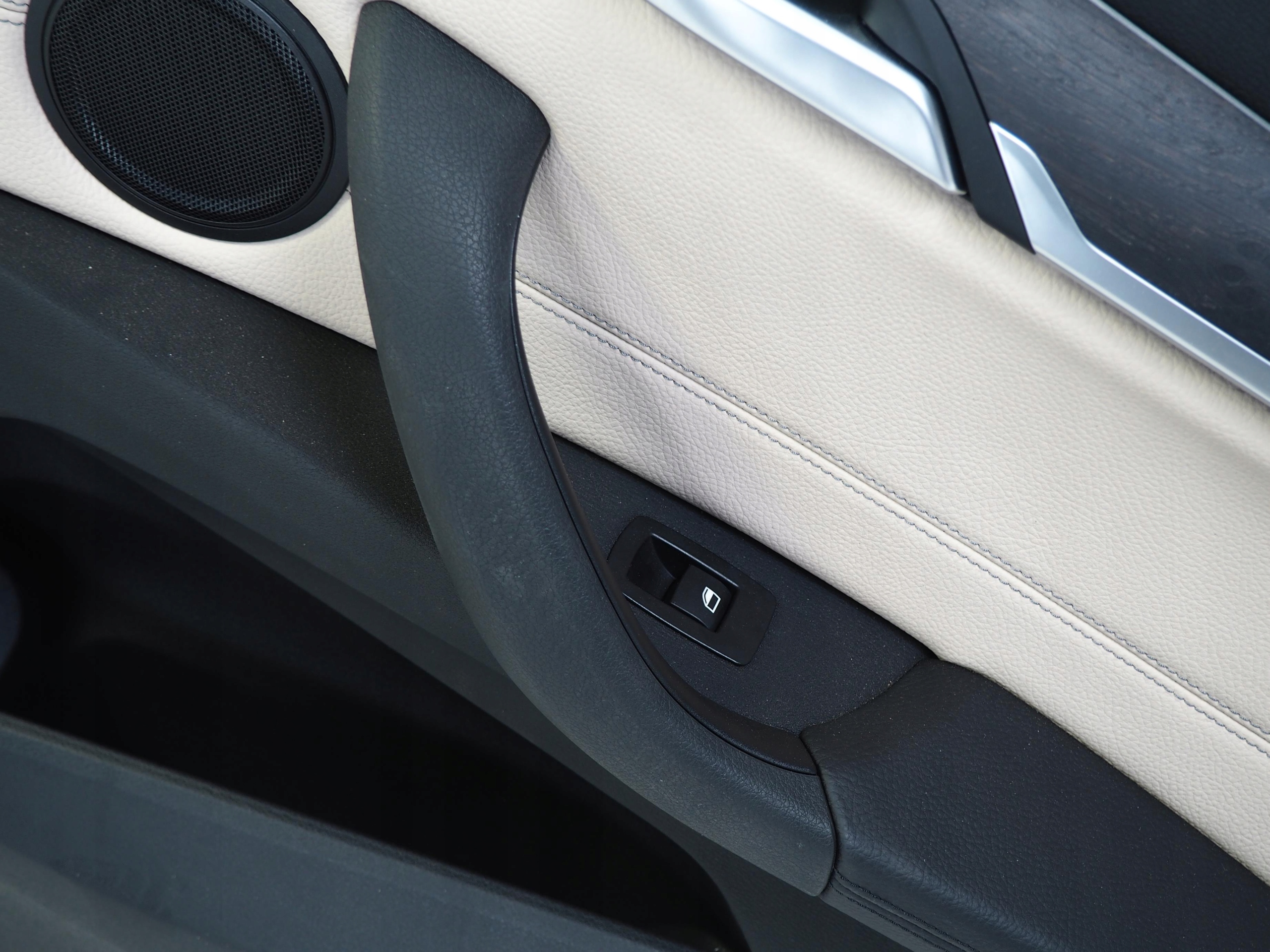 TAPICERKA DRZWI BOCZEK PRAWY TYŁ TYLNY BMW X1 F48 Jakość części (zgodnie z GVO) O - oryginał z logo producenta pojazdu (OE)