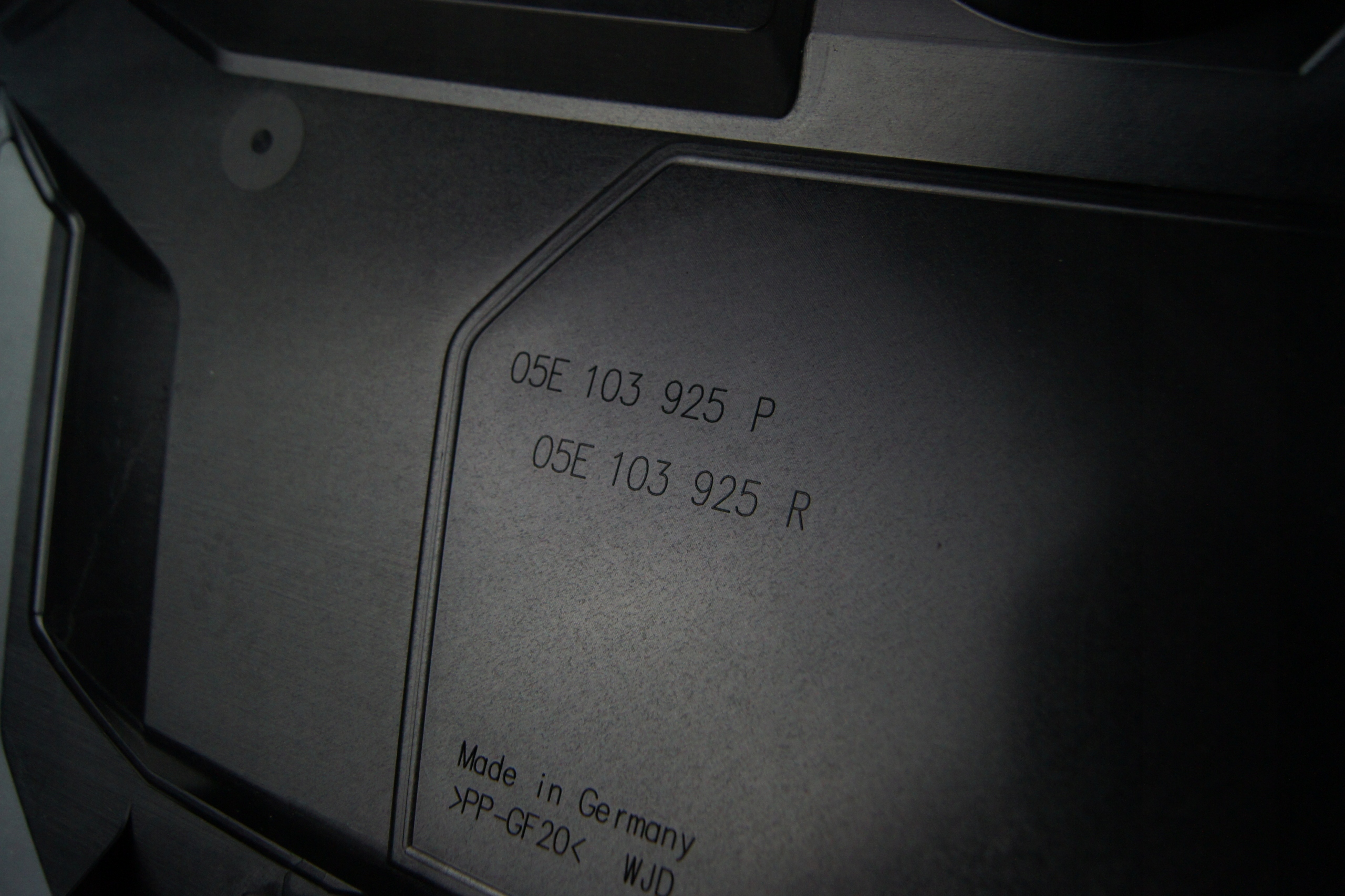 VW SPORTSVAN 1.4TSI POKRYWA NA SILNIK 05E103925P/R Typ samochodu Samochody osobowe