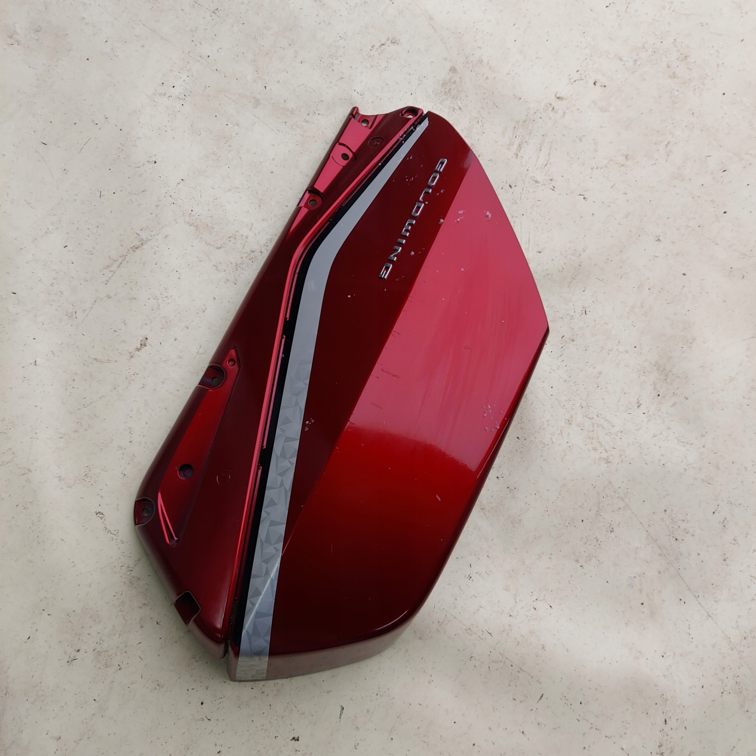 81321-MKC-A000 - КРЫШКА БАГАЖНИКА ПРАВАЯ HONDA GL 1800 GOLDWING 18-