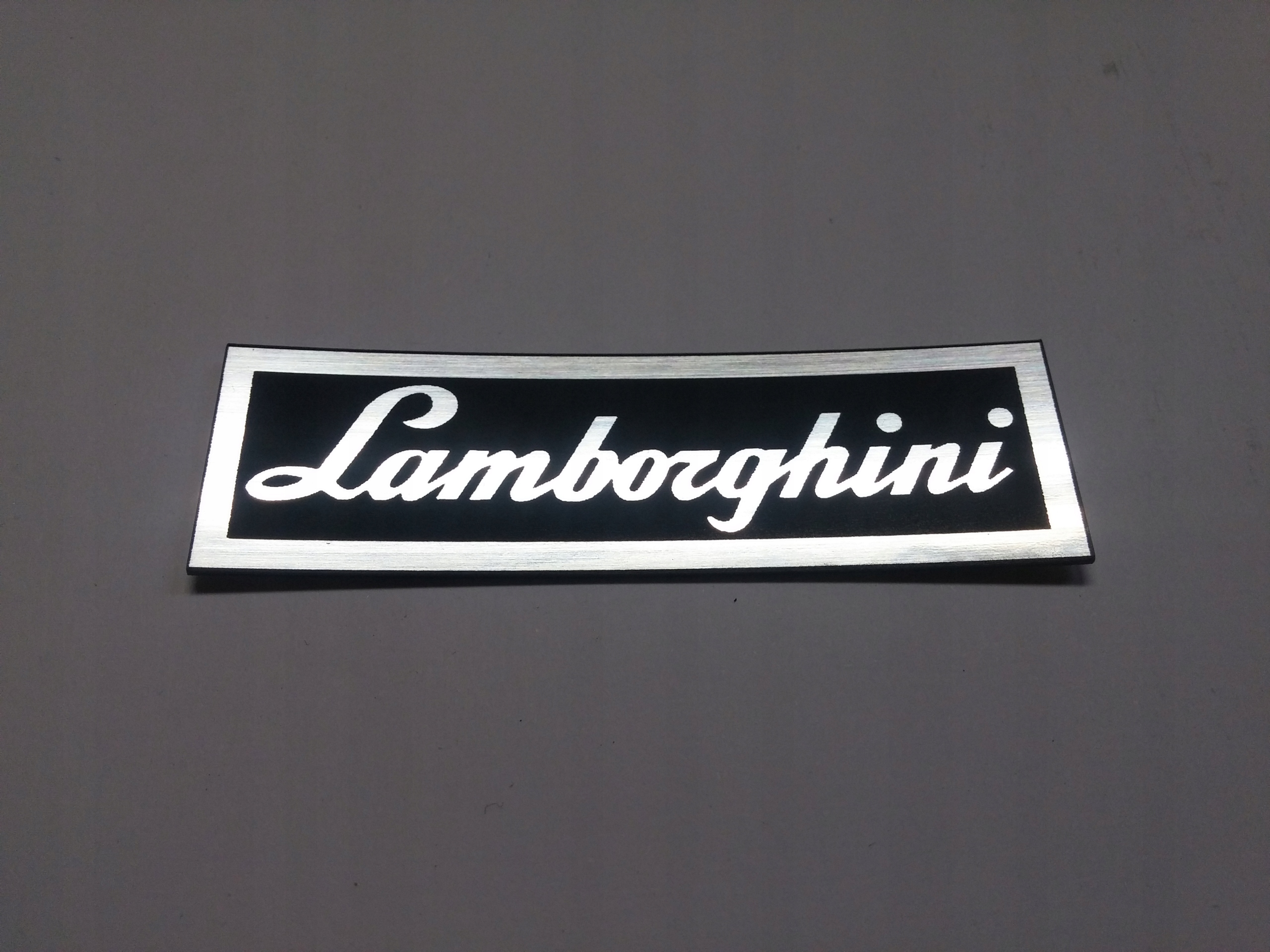 

Lamborghini naklejka emblemat 35 x 11 mm *srebrna