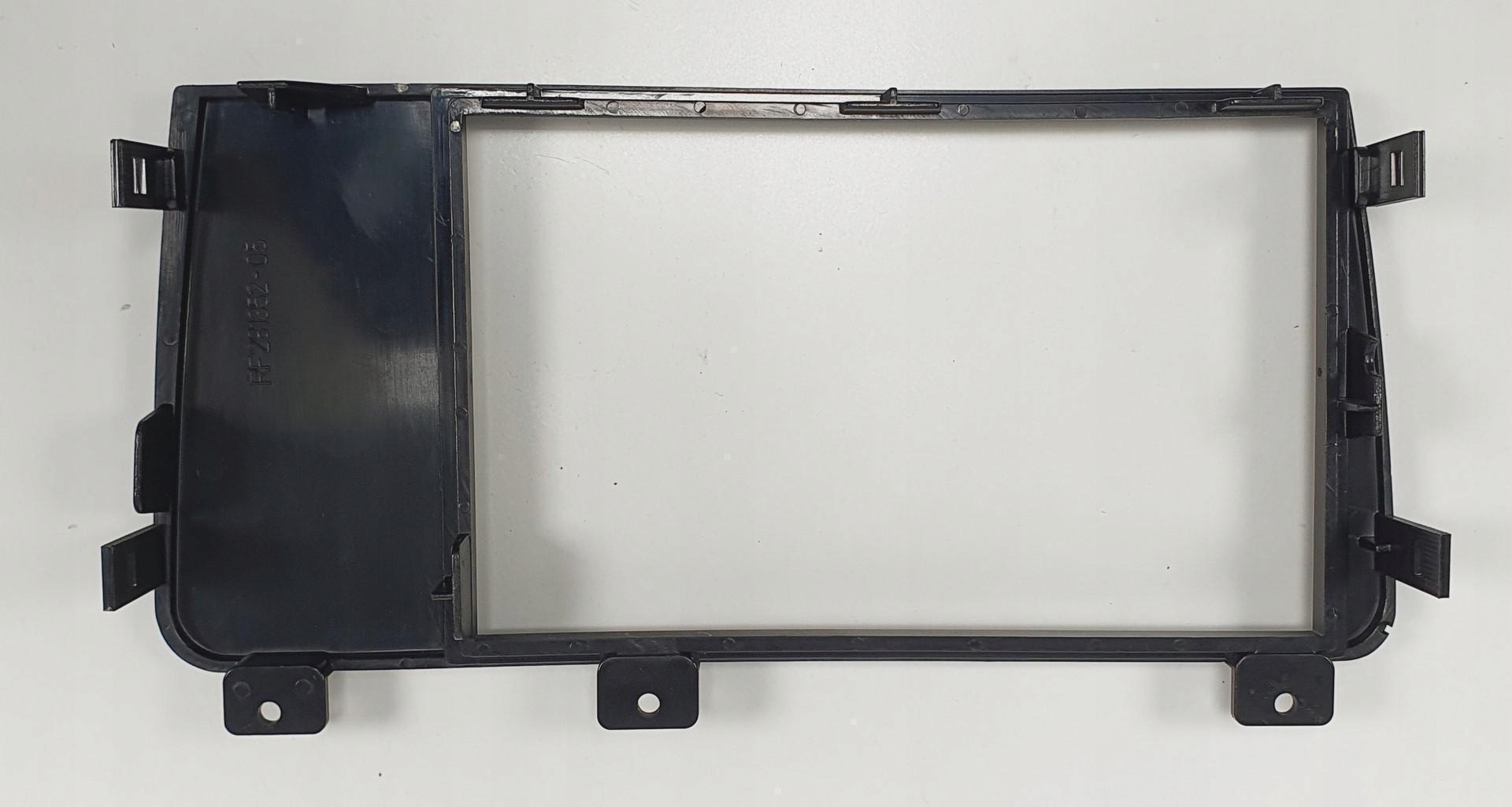 RAMKA OSŁONA RADIA VOLVO V70 II RF281352-05 Producent części Volvo OE