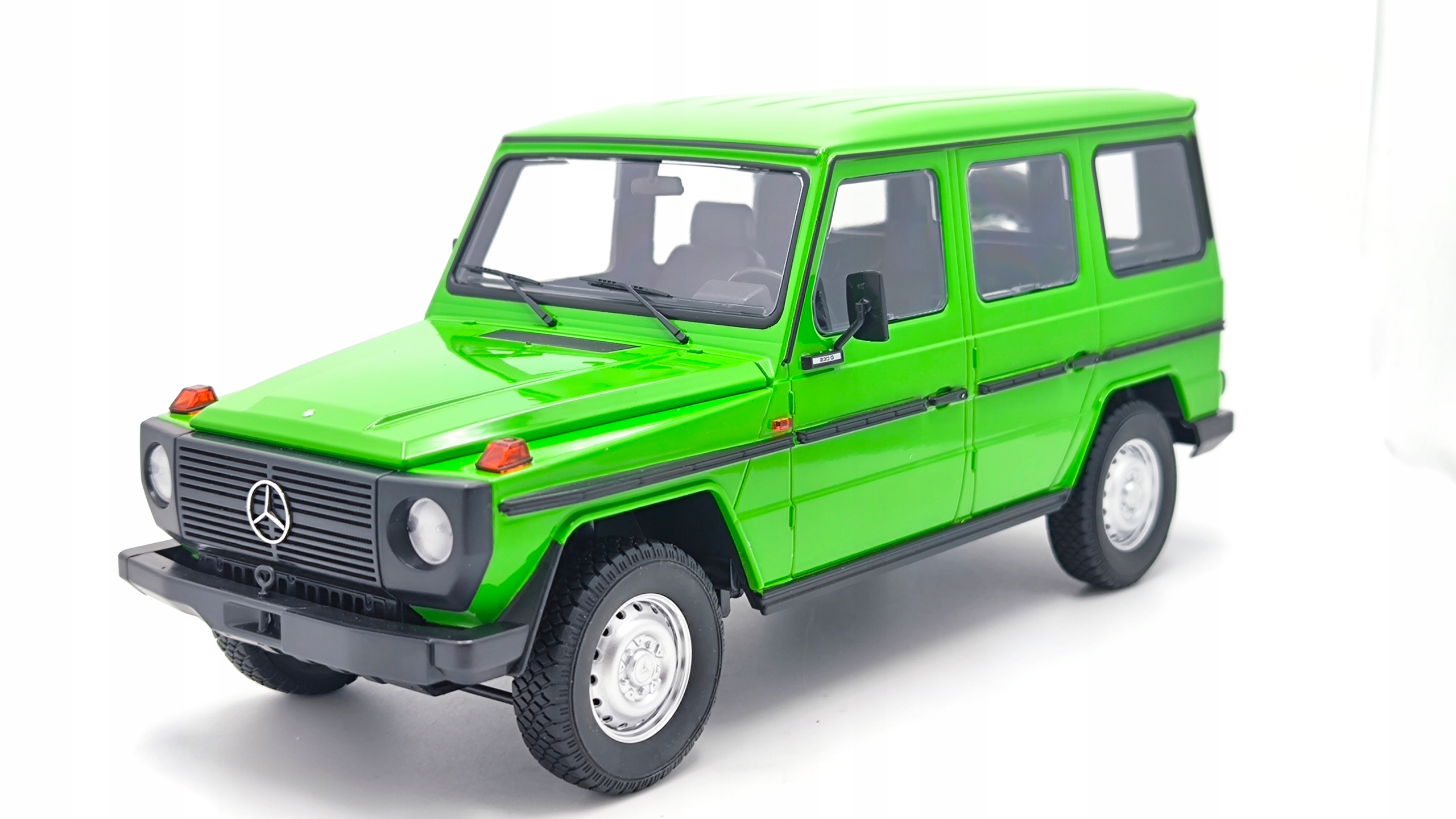 Mercedes Benz G-class (W460) Lwb Zelená 1:18 Minichamps