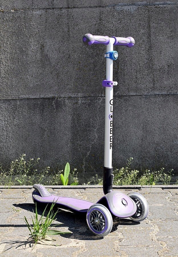 LAMPKA OŚWIETLENIE DO HULAJNOGI ROWERU GLOBBER LED Kolor dominujący odcienie niebieskiego