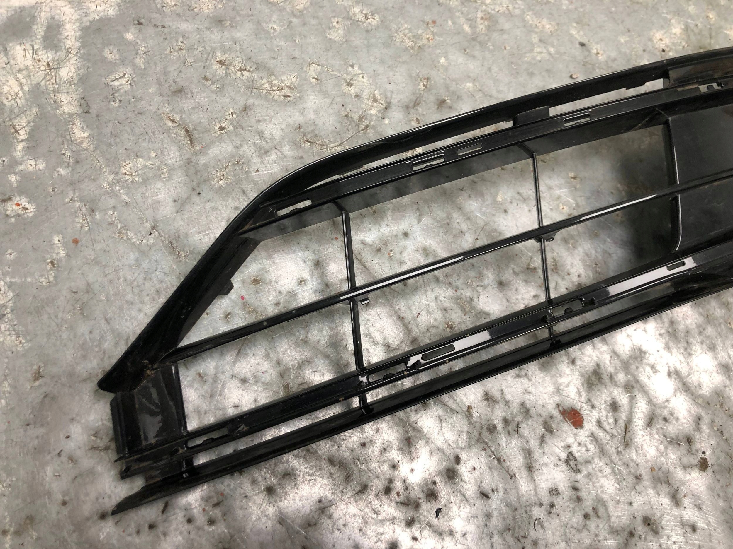 grid of a bumper left front AUDI A8 D4 LIFT 4H0807679R