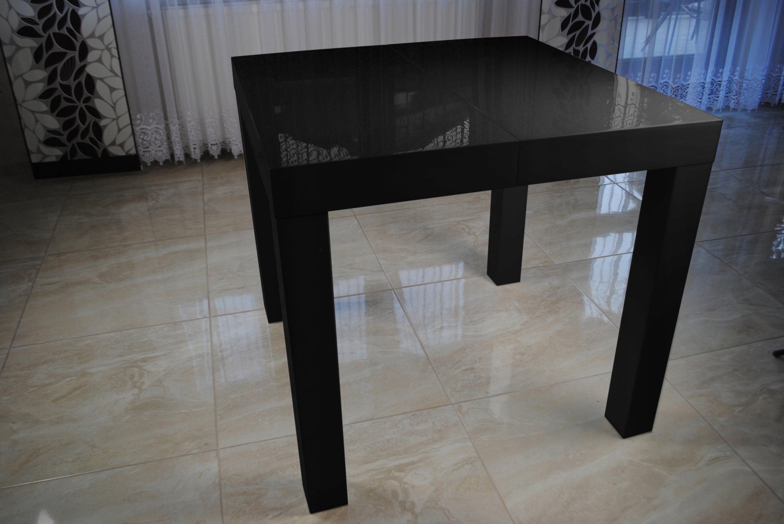 STÓŁ BIAŁY POŁYSK CZARNE NOGI ROZKŁADANY 80 X 80/160 SALON JADALNIA Szerokość mebla 80 cm