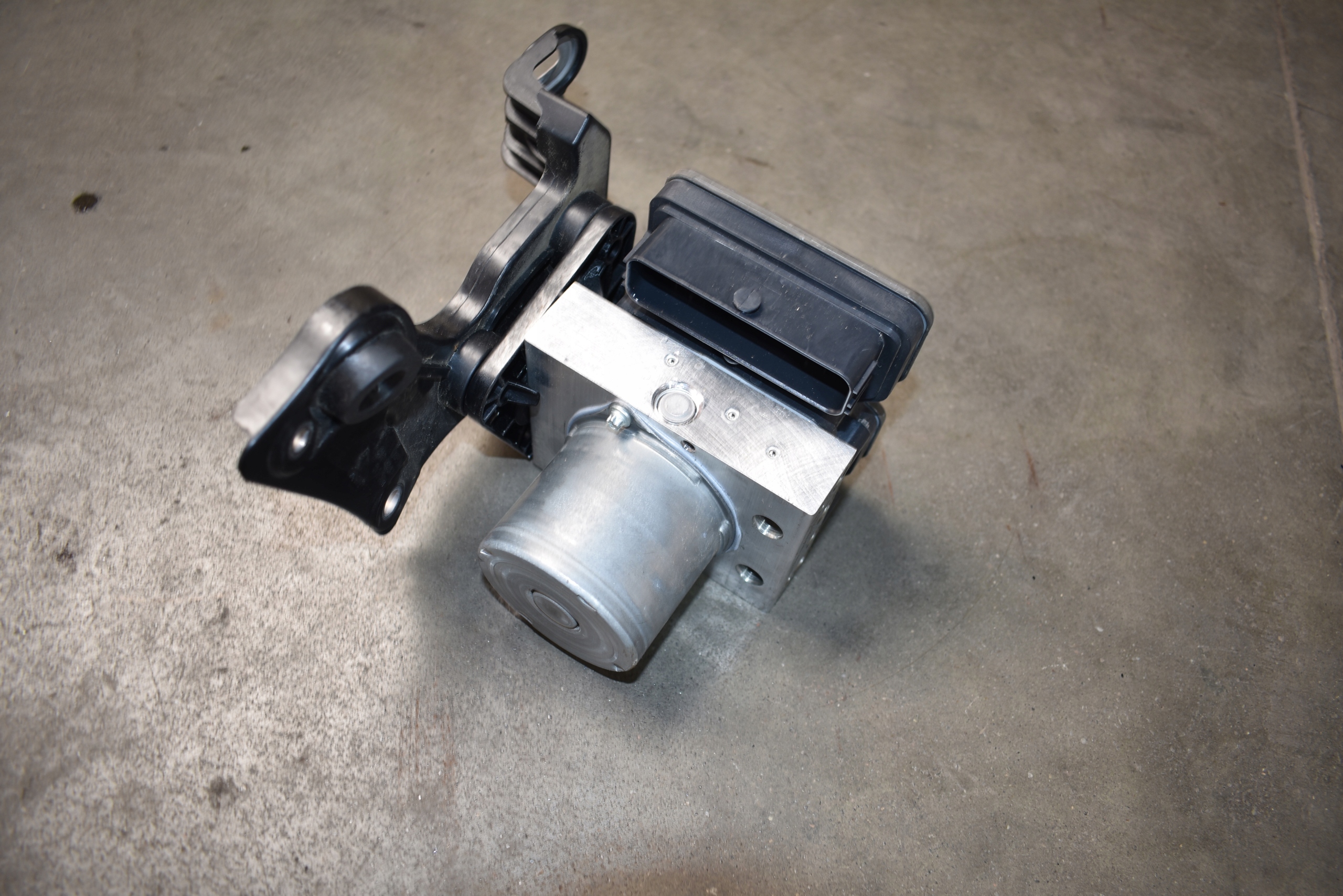 IDEALNA pump control unit ABS MERCEDES W206 C63 1
