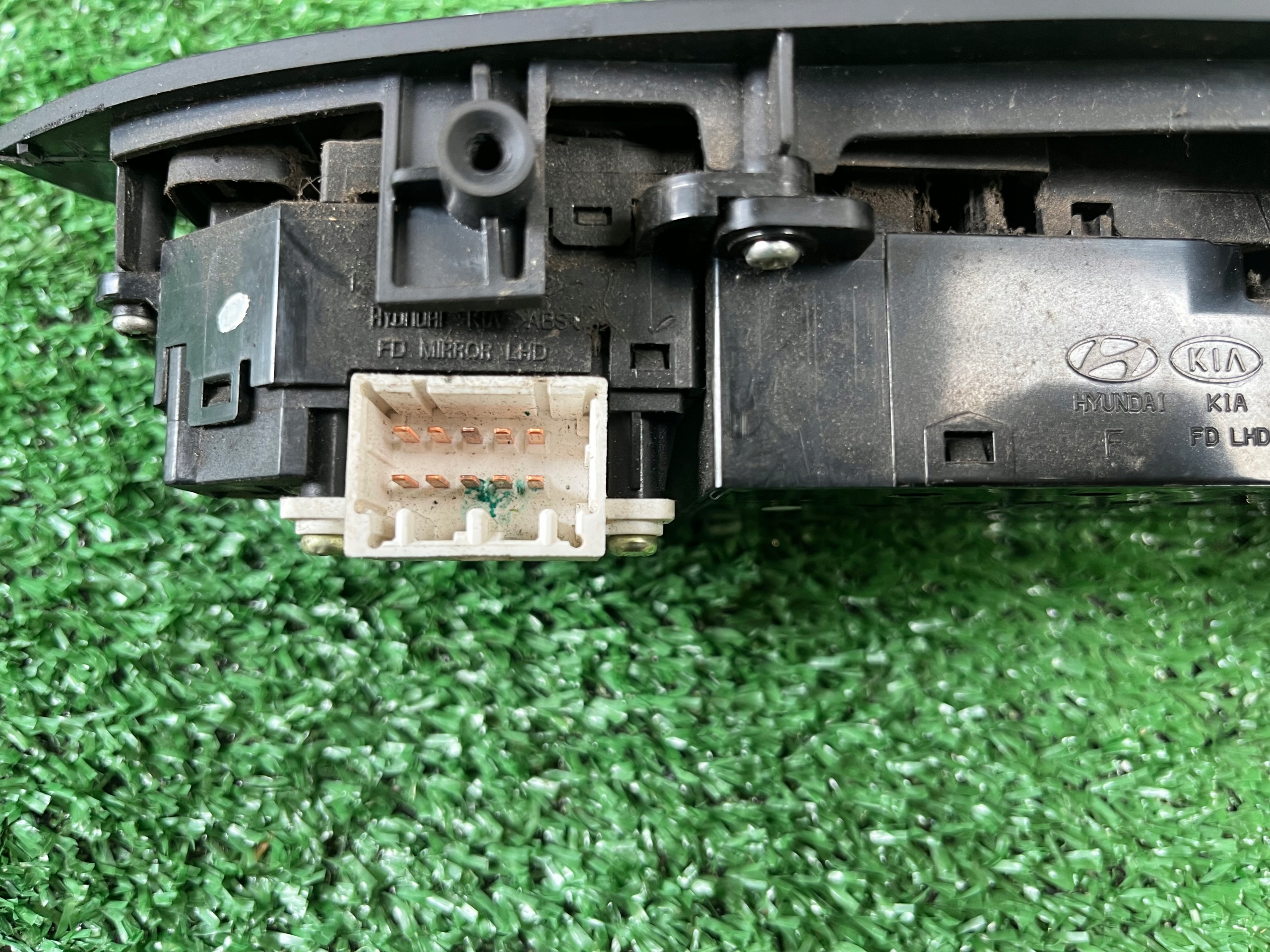 control panel of the window driver´s HYUNDAI I30 93570-2L010