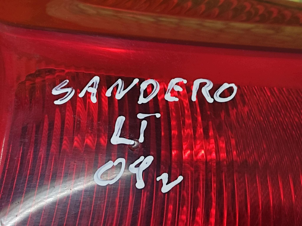 DACIA SANDERO feu gauche arrière 8200734825