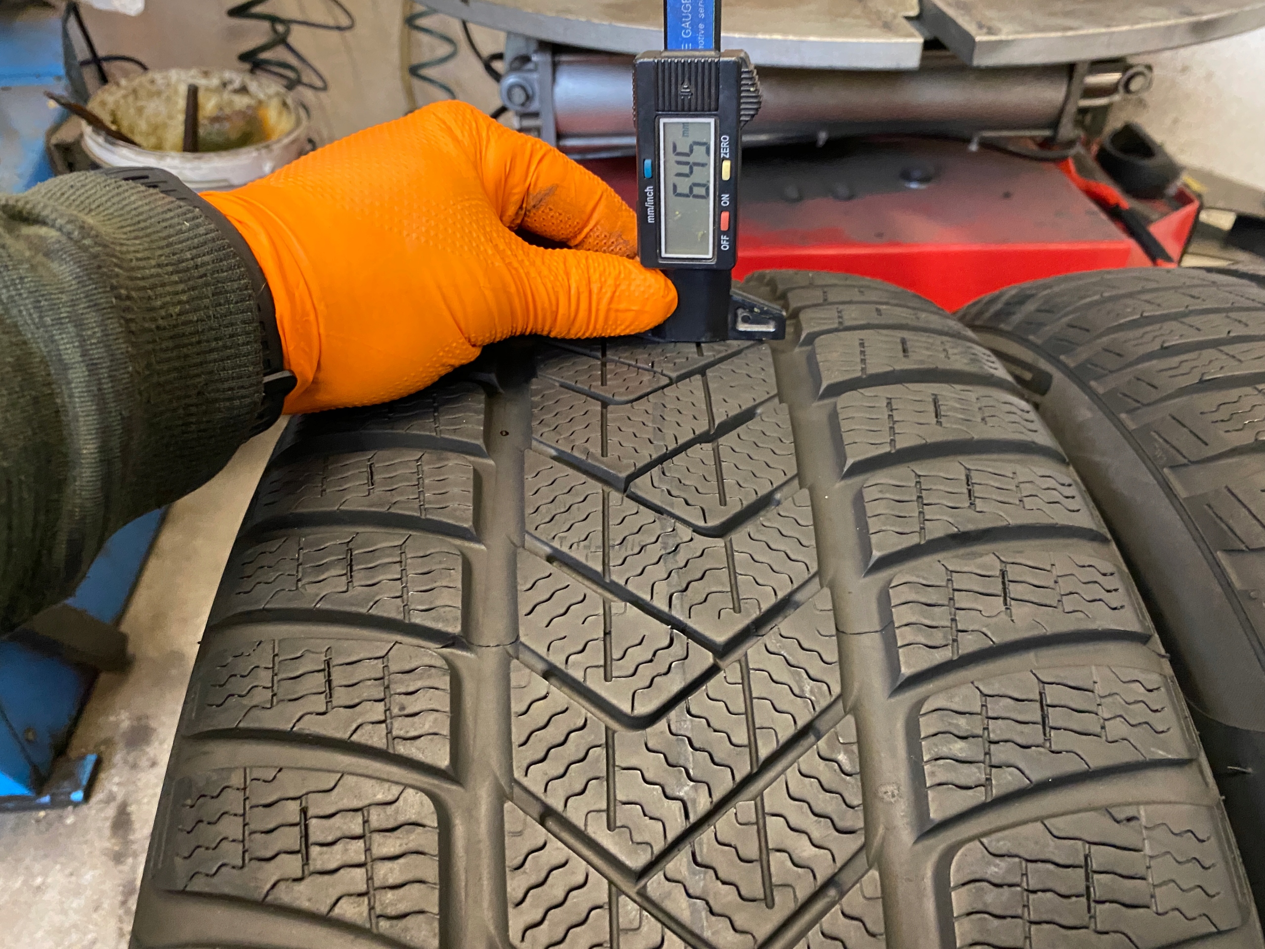 2 tyres winter 275/40R18 Pirelli Winter Sottozero 3 6,5mm