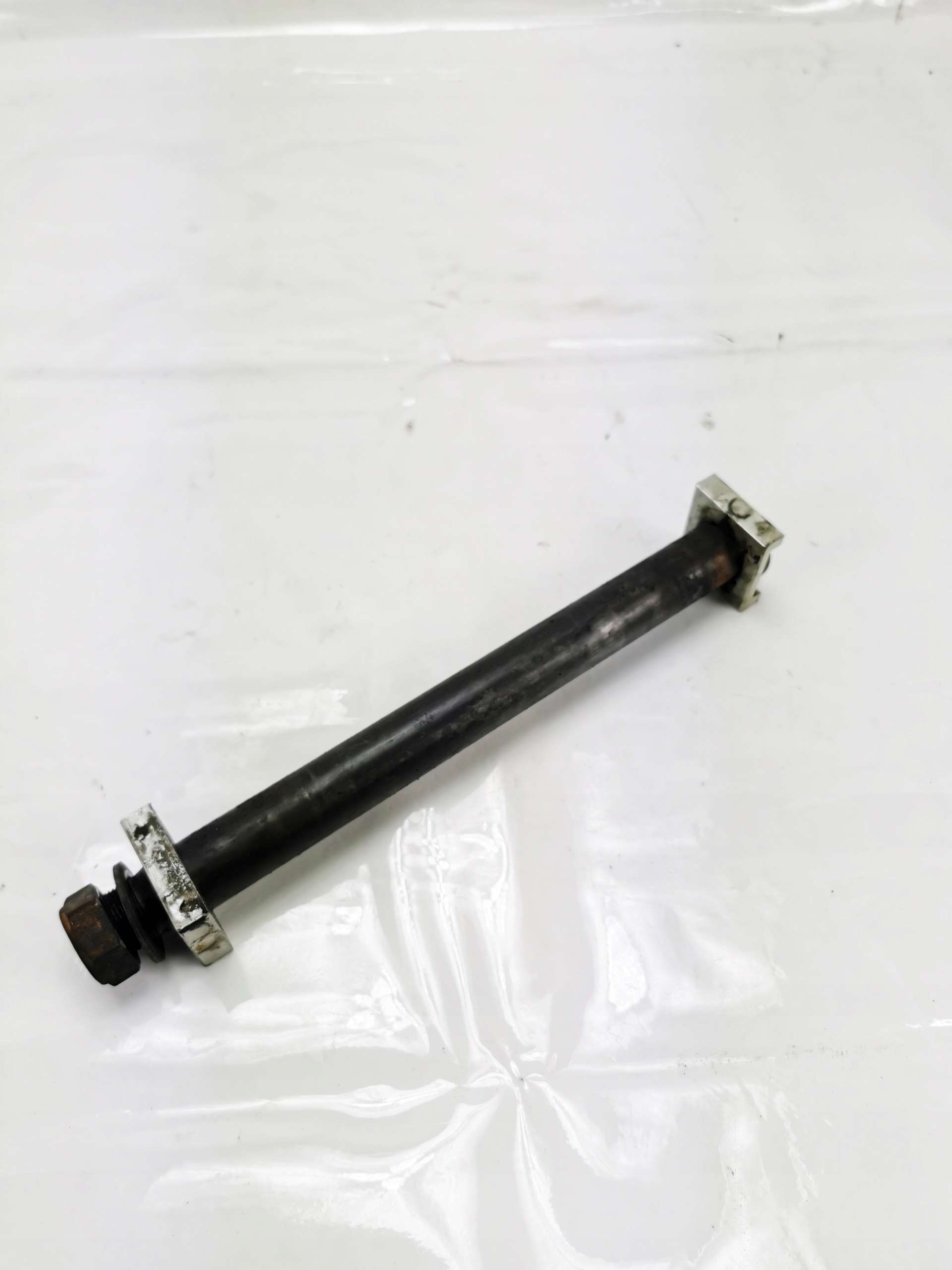 YAMAHA R1 RN09 02-03 OŚKA OŚ TYŁ