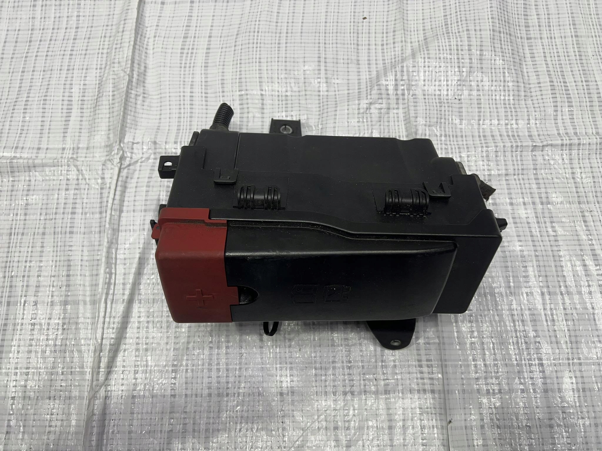 SKRZYNKA BEZPIECZNIKÓW LAND ROVER VELAR L560 Producent części Land Rover OE