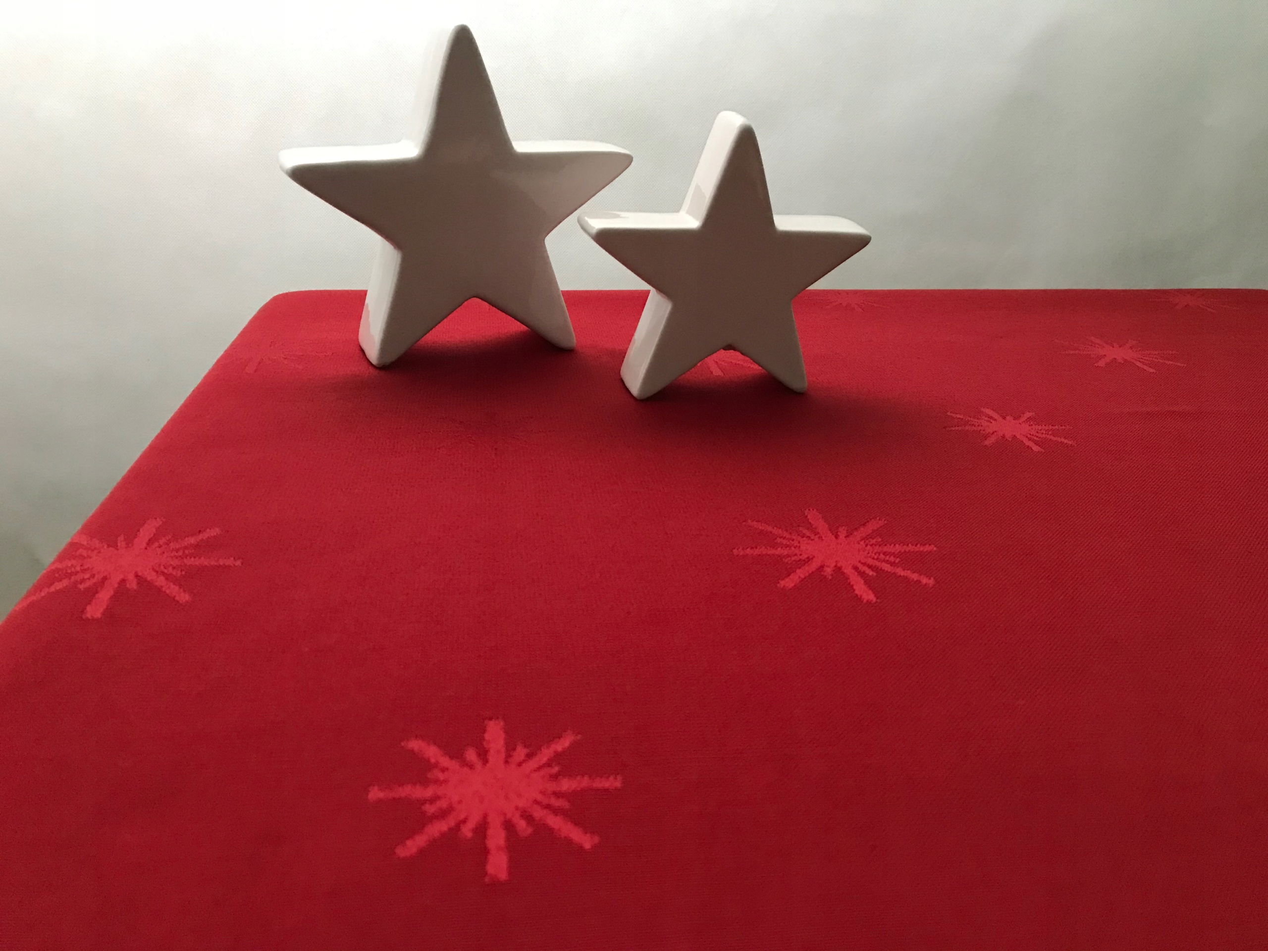 

Obrus świąteczny w gwiazdki, czerwony 140x240