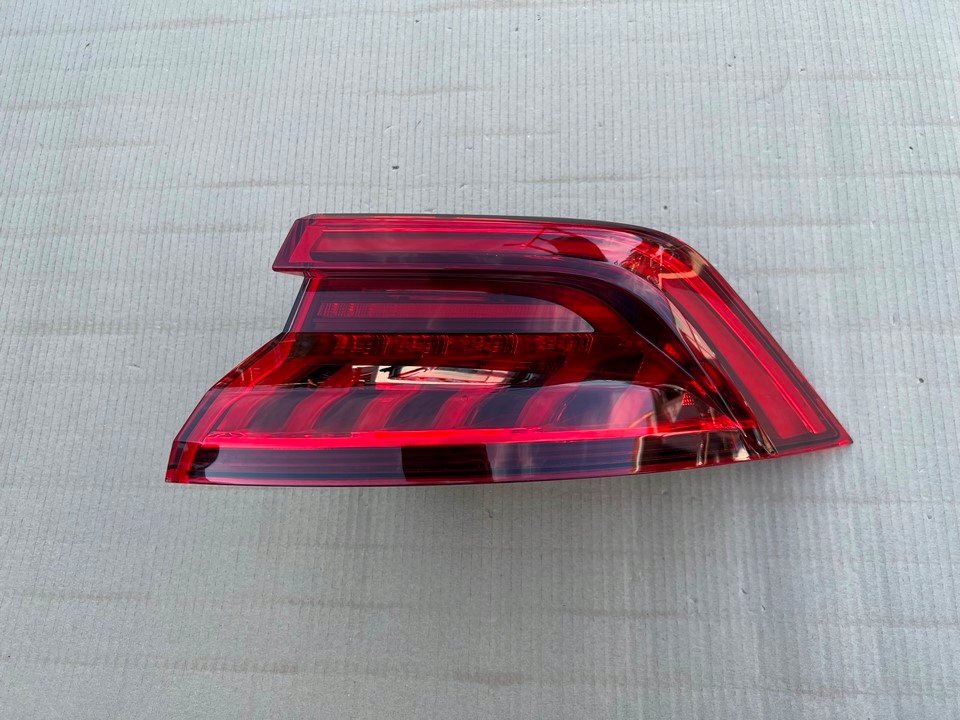AUDI Q8 4M8 LAMPA PRAWA TYŁ TYLNA LED BASIC 4M8945070 Producent części Audi OE