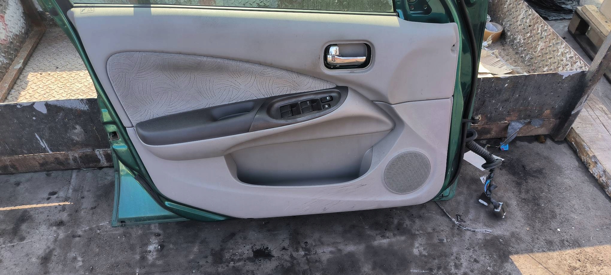 door left front DV8 NISSAN ALMERA