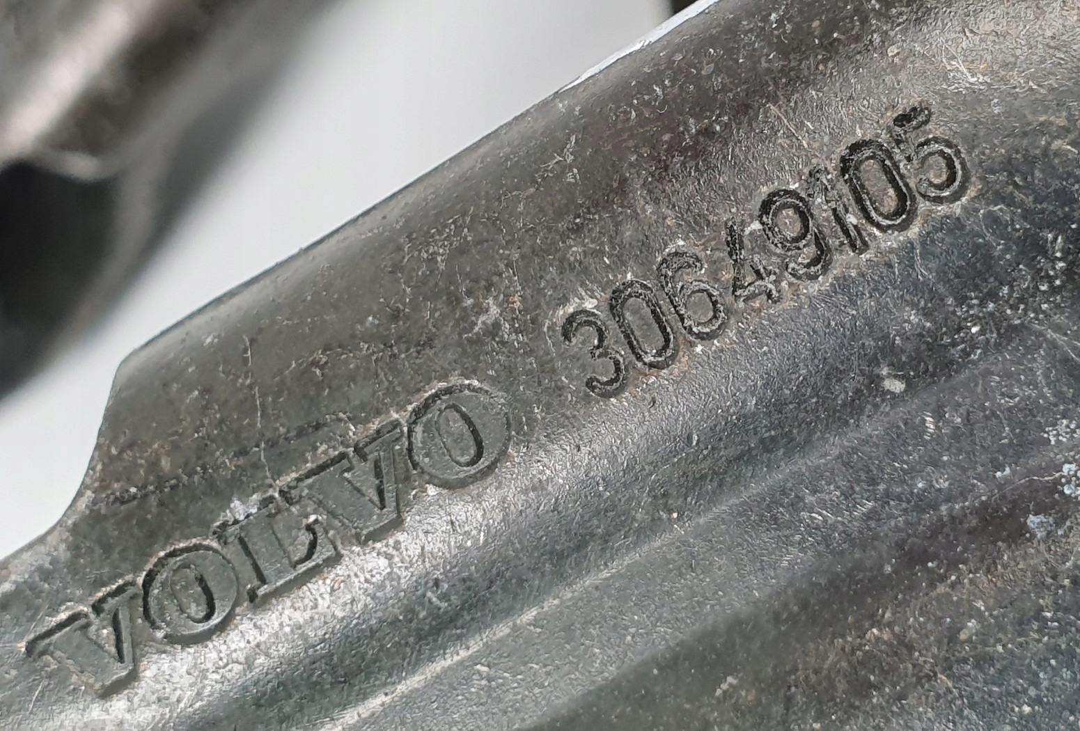 RYGIEL ZAWIAS BURTY KLAPY TYŁ VOLVO XC90 I Producent części Volvo OE