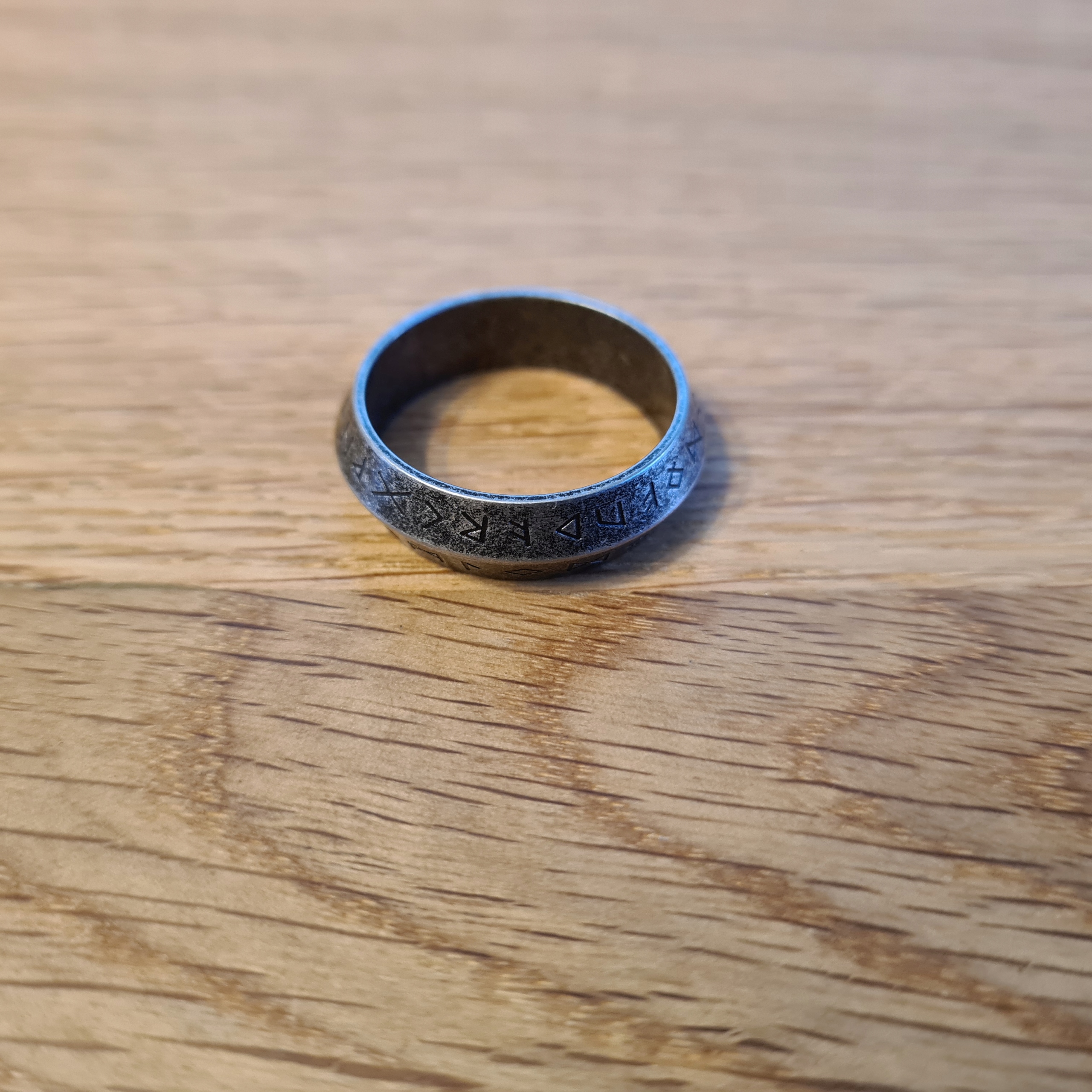 SKOŚNA NORDYCKA OBRĄCZKA SYGNET PIERŚCIEŃ PIERŚCIONEK Z RUNAMI RUNY R25 Materiał stal