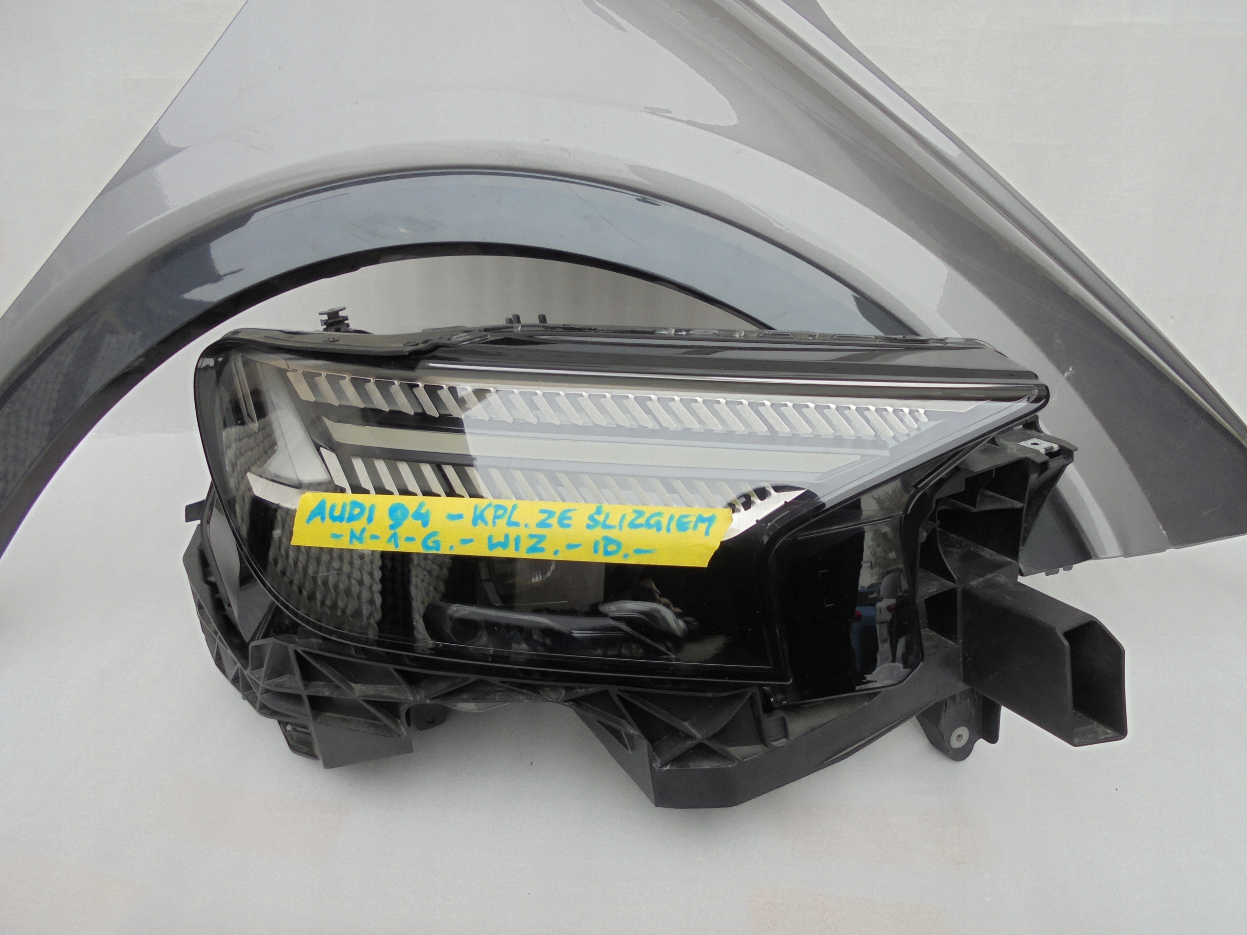 MATRIX FULL LED PRAWY LAMPA SLIZG AUDI Q4 E-TRON