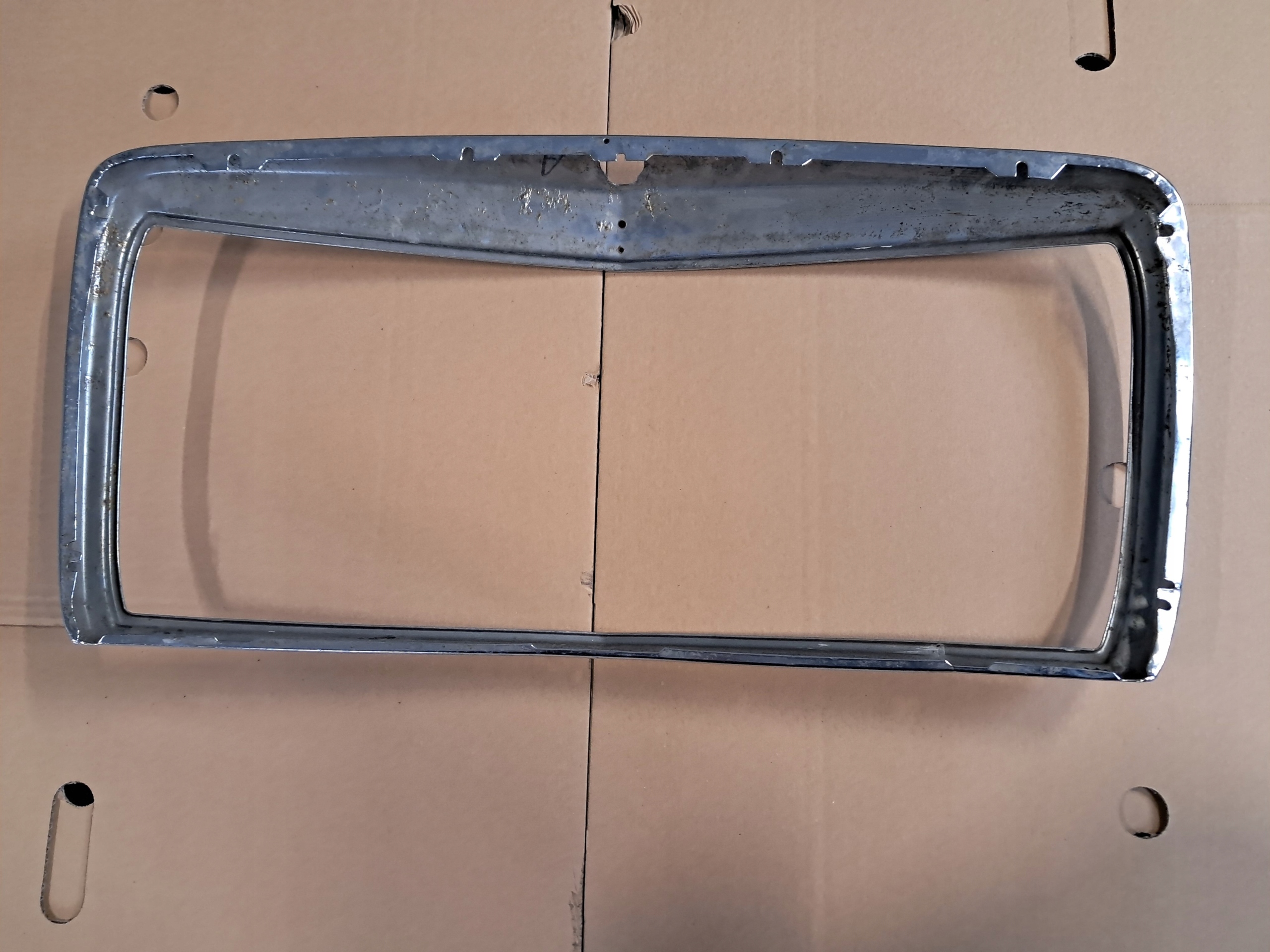 frame grille PRZEDNIEJ MERCEDES W123 1238800183