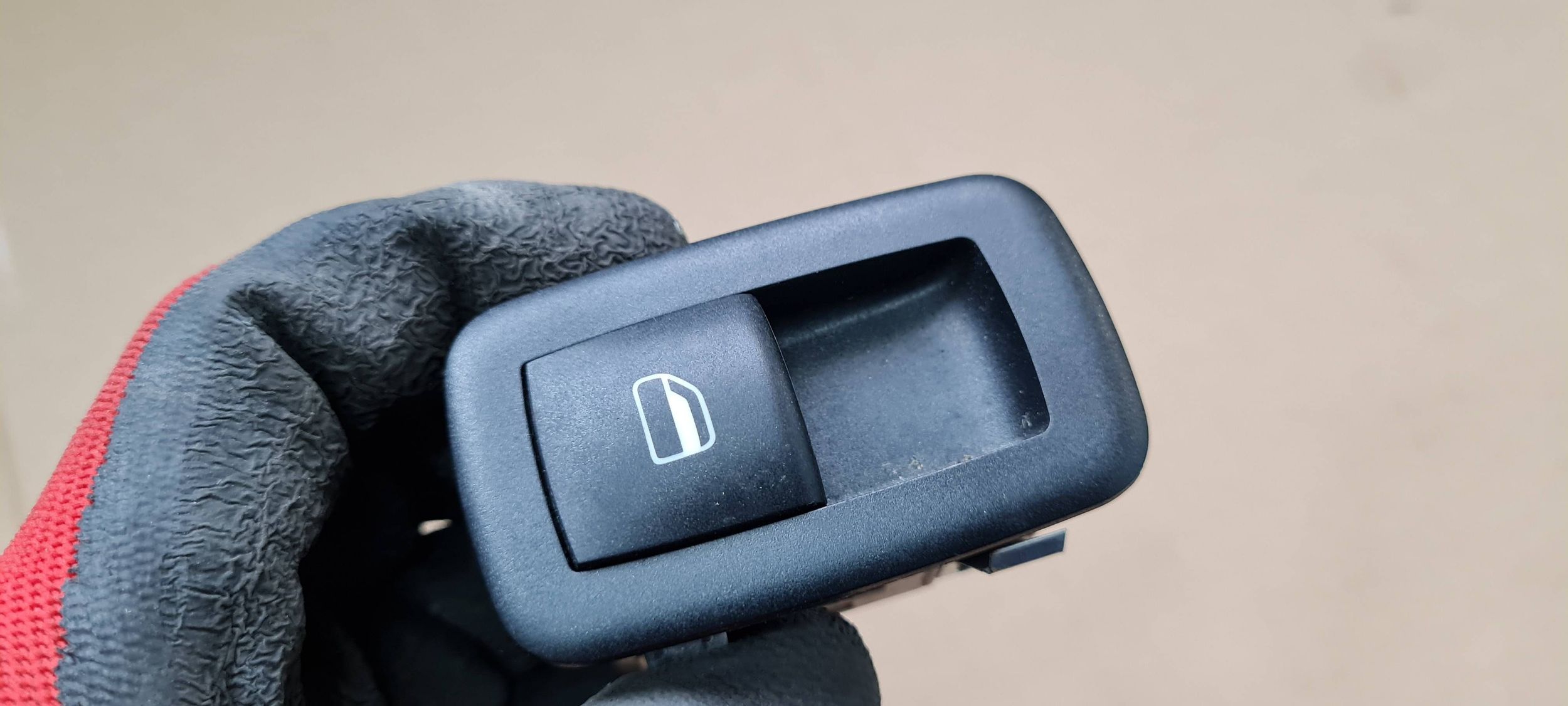 Chrysler Pacifica 2022 PANEL window control switch rear part 68234086AB