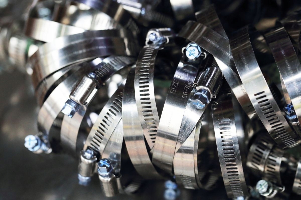 OPASKI ZAPINKI ZACISKOWE ŚLIMAKOWE METALOWA OPASKA NA RURĘ 20 - 32mm 10szt Długość 32 mm