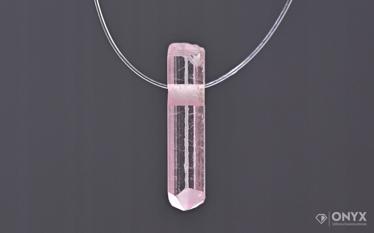 Turmalín provrtaný přírodní křišťál 11,5x4 mm