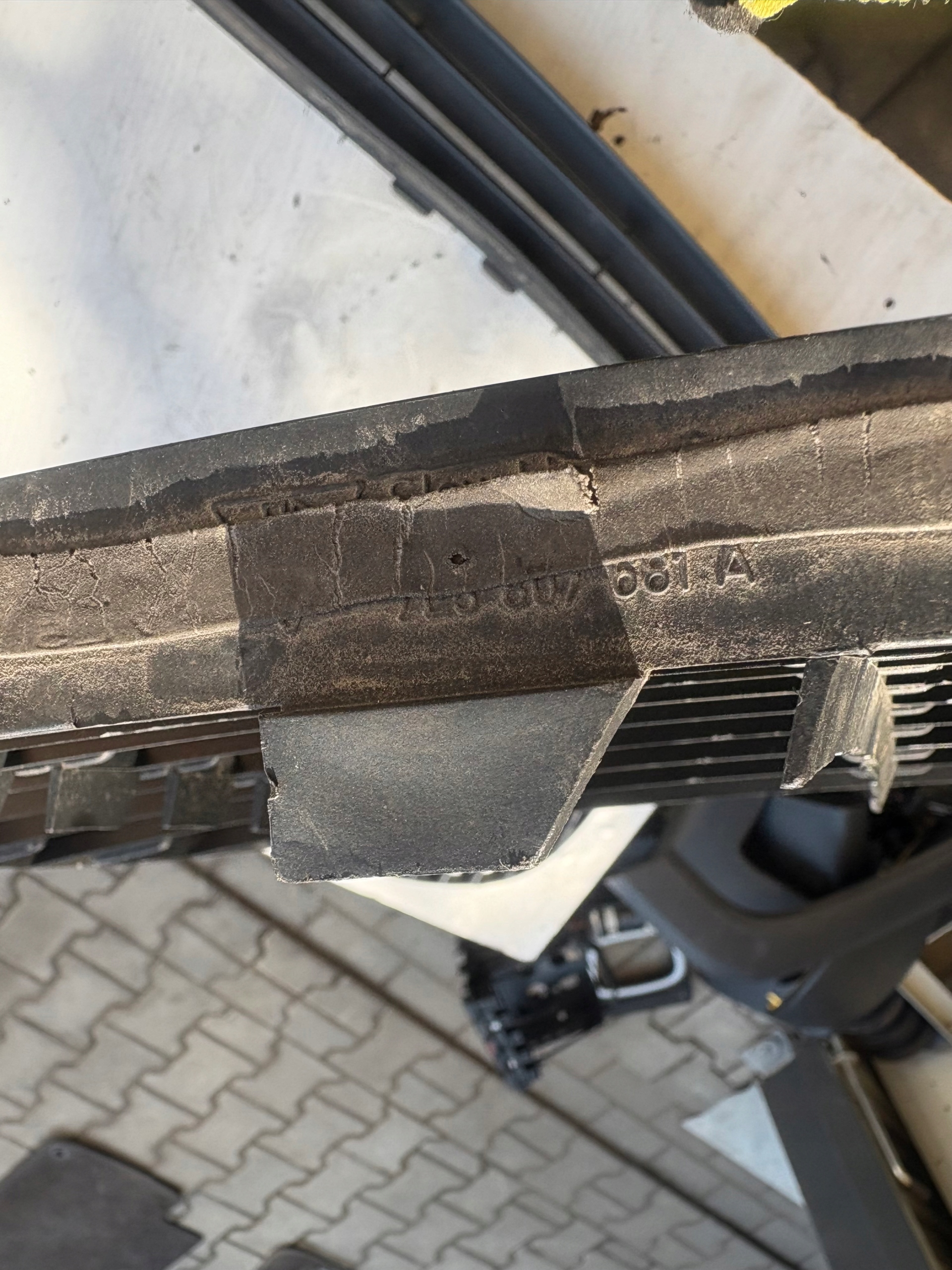 grid of a bumper left PORSCHE CAYENNE 7L 7L5807681A