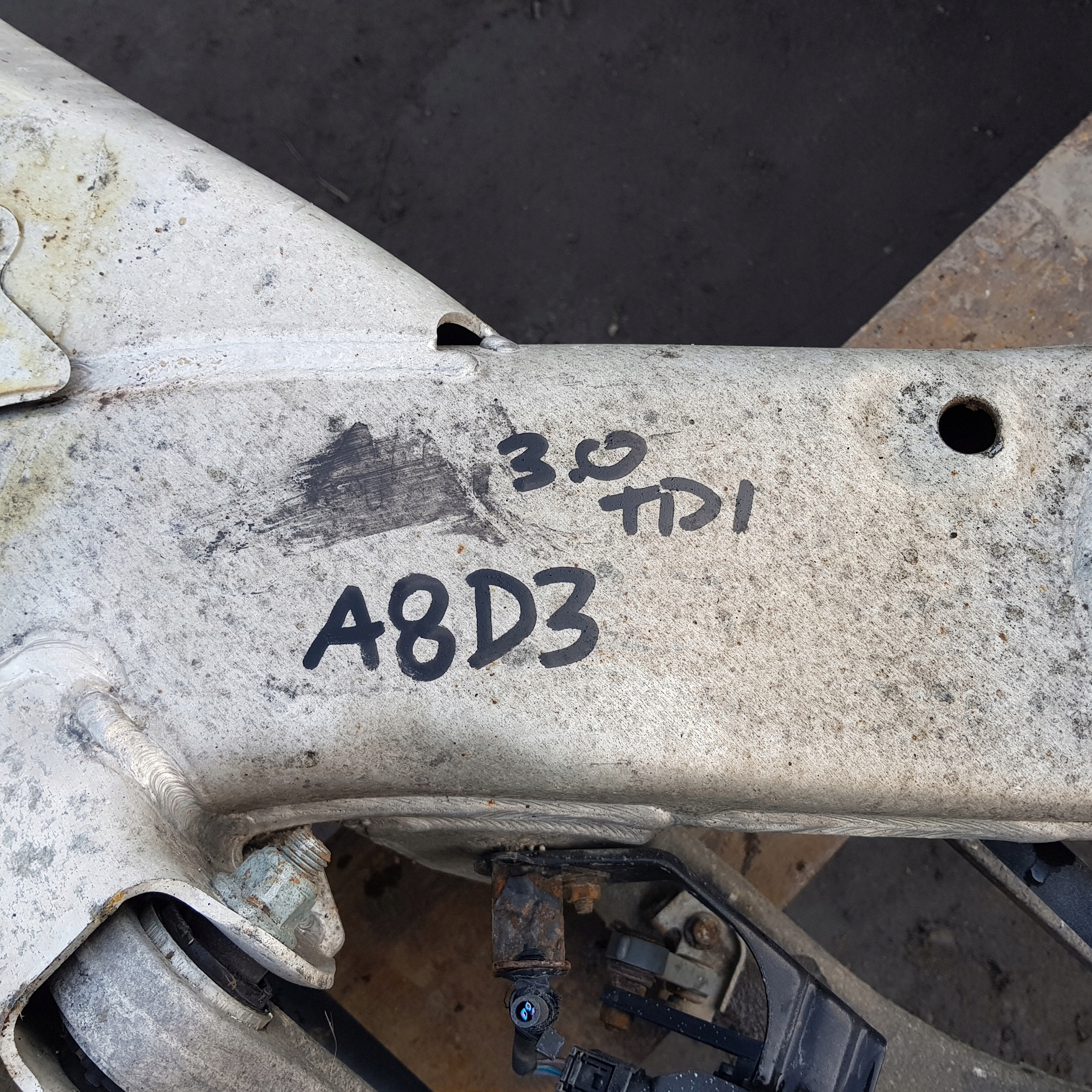 BELKA SANKI TYŁ AUDI A8 D3 3.0 TDI 4E0505235F Wersja Europejska