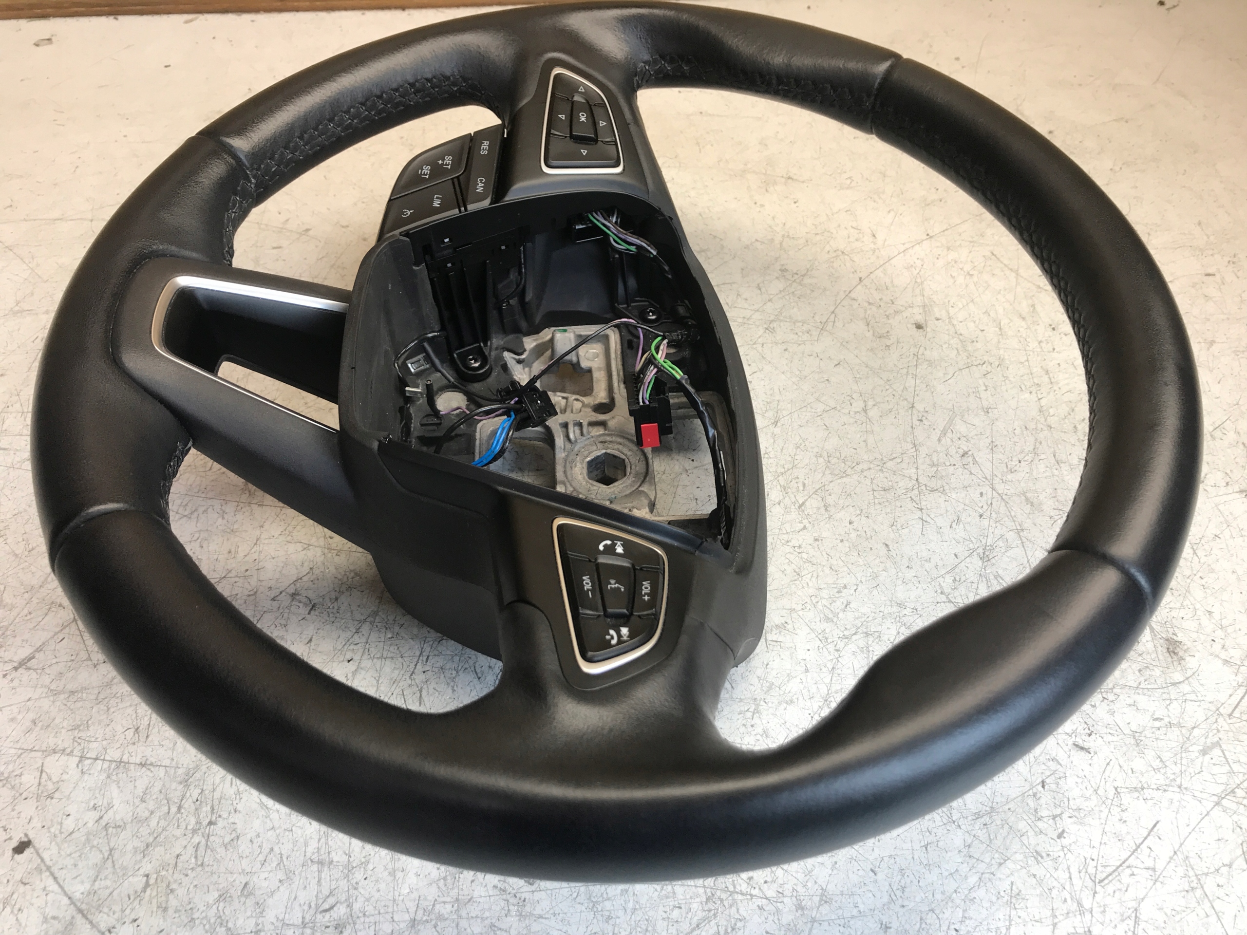 volant koža MULTIFUNKCJA KUGA MK2 LIFT LADNA