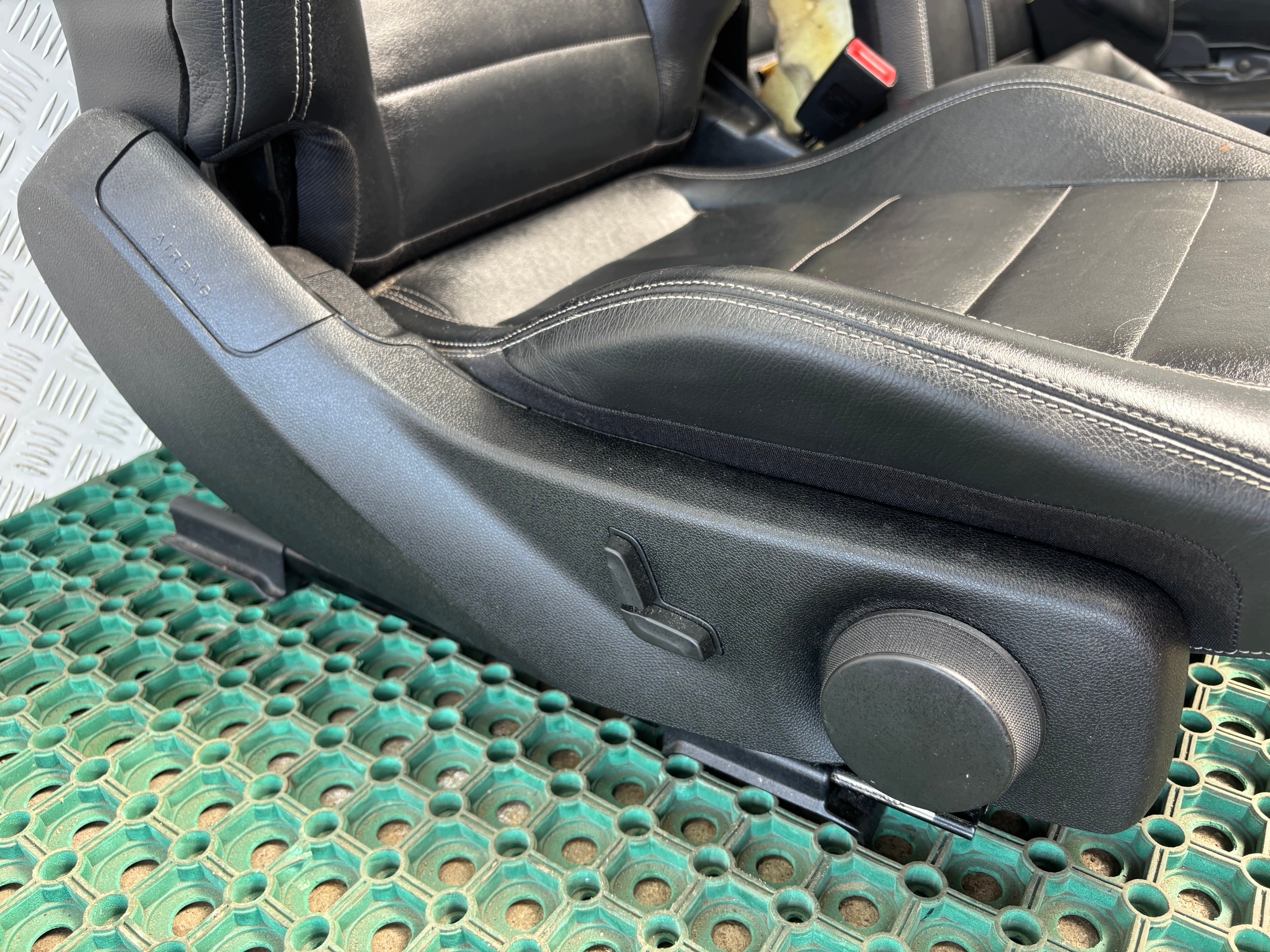 MERCEDES E-KLASA W207 COUPE seats front seat side upholstery leather