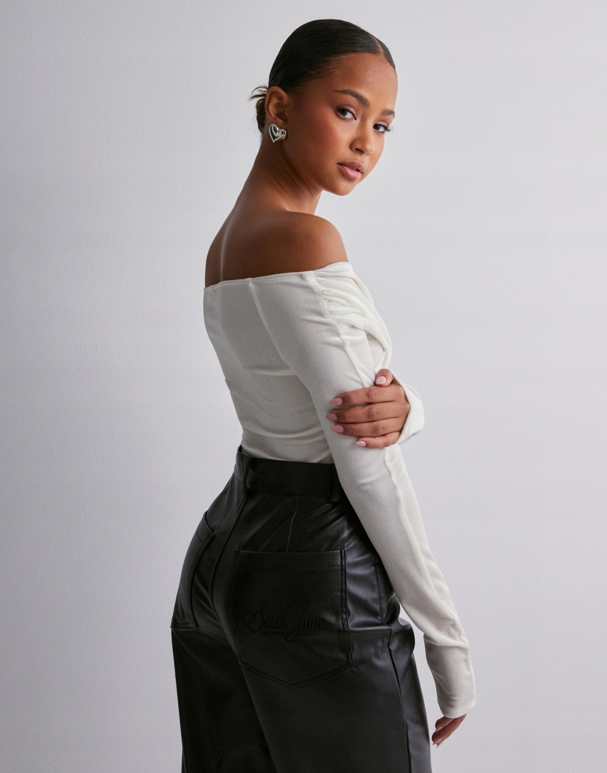 NELLY WELUROWE BODY STRINGI ODKRYTE RAMIONA MARSZCZENIE SFU NG5__M Dekolt odkryte ramiona